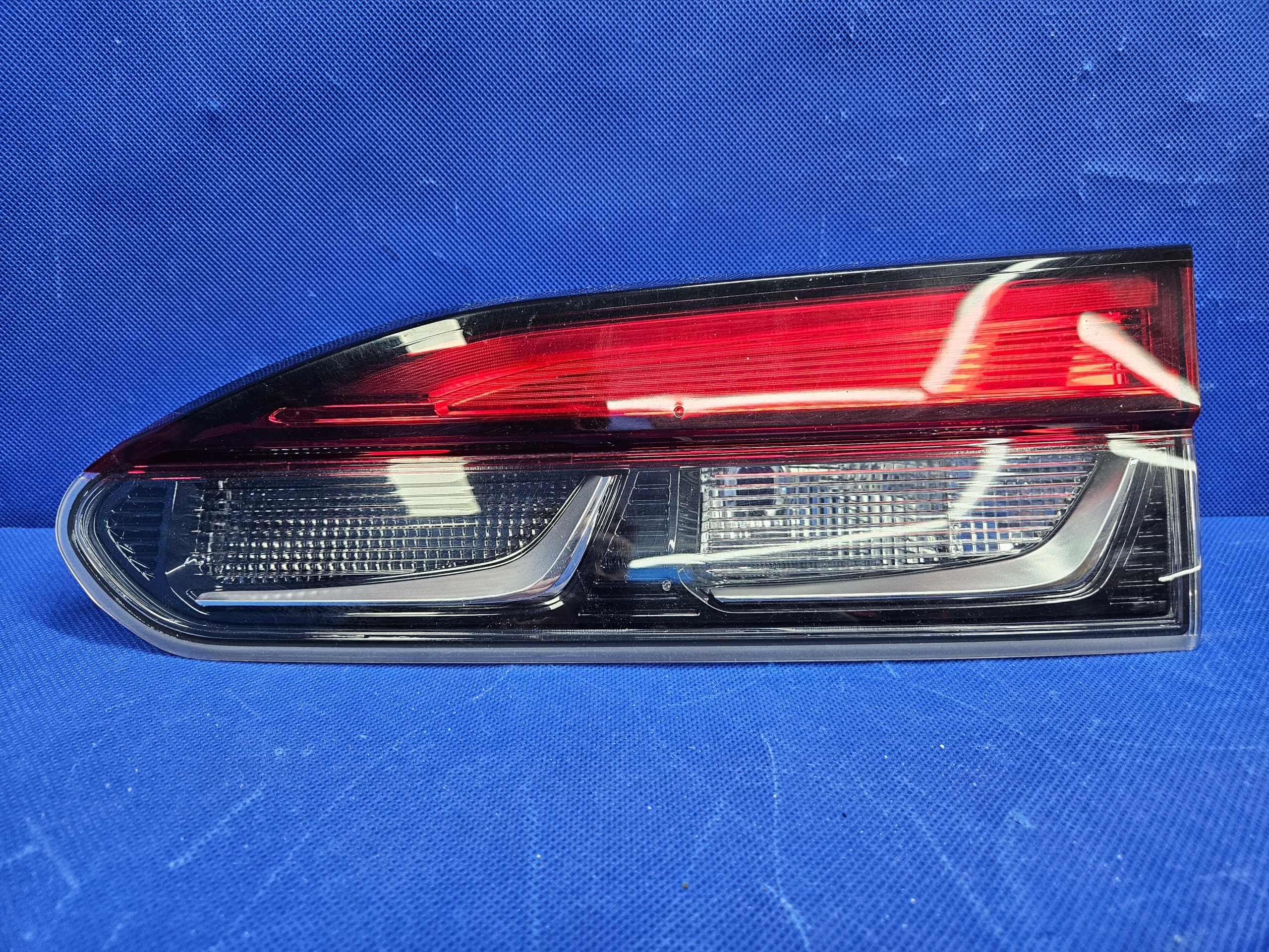 TOYOTA CROSS LAMPA TYLNA PRAWA W KLAPĘ EUROPA PRAWY TYŁ