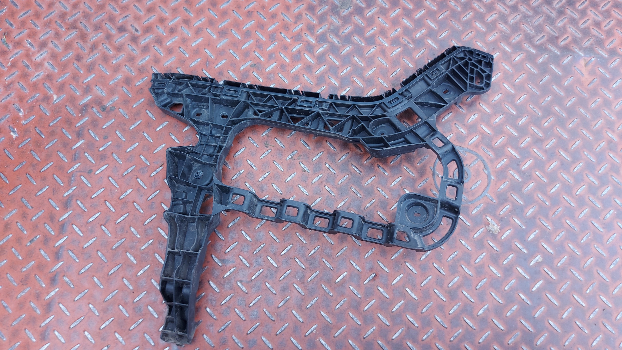 bumper bracket left rear part VW PASSAT B8 KOMBI