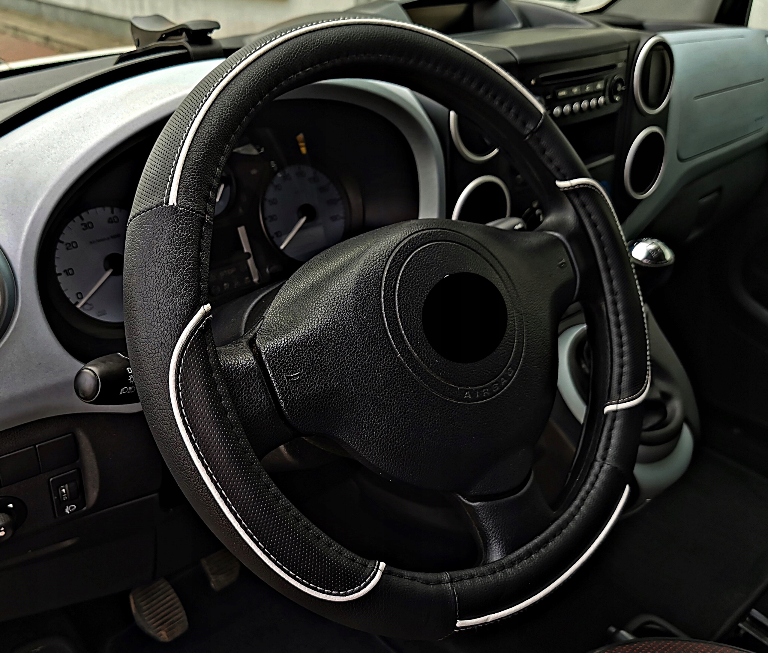 Mazda 2 3 5 6 CX3 CX5 CX30 Pokrowiec na kierownice czarny z białą lamówką Producent inny