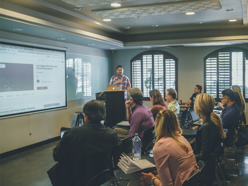 Ekran projekcyjny PÓŁAUTOMAT ŚCIENNY SUFITOWY 170x130 cm 84 cale FULL HD 4K Szerokość produktu 170 cm