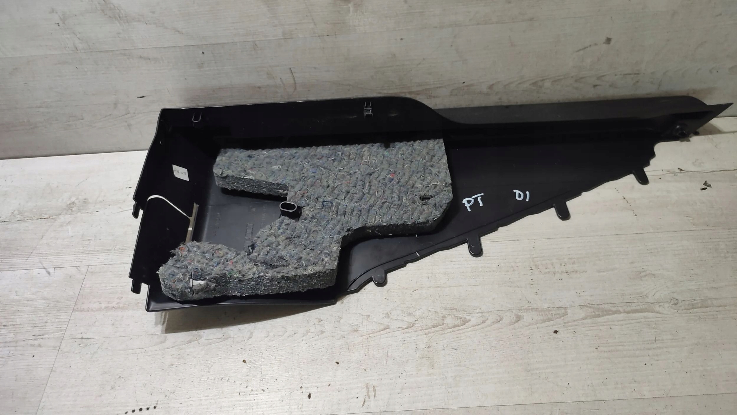 Dacia Duster and 16r 1.6b rear part side right holder rolety