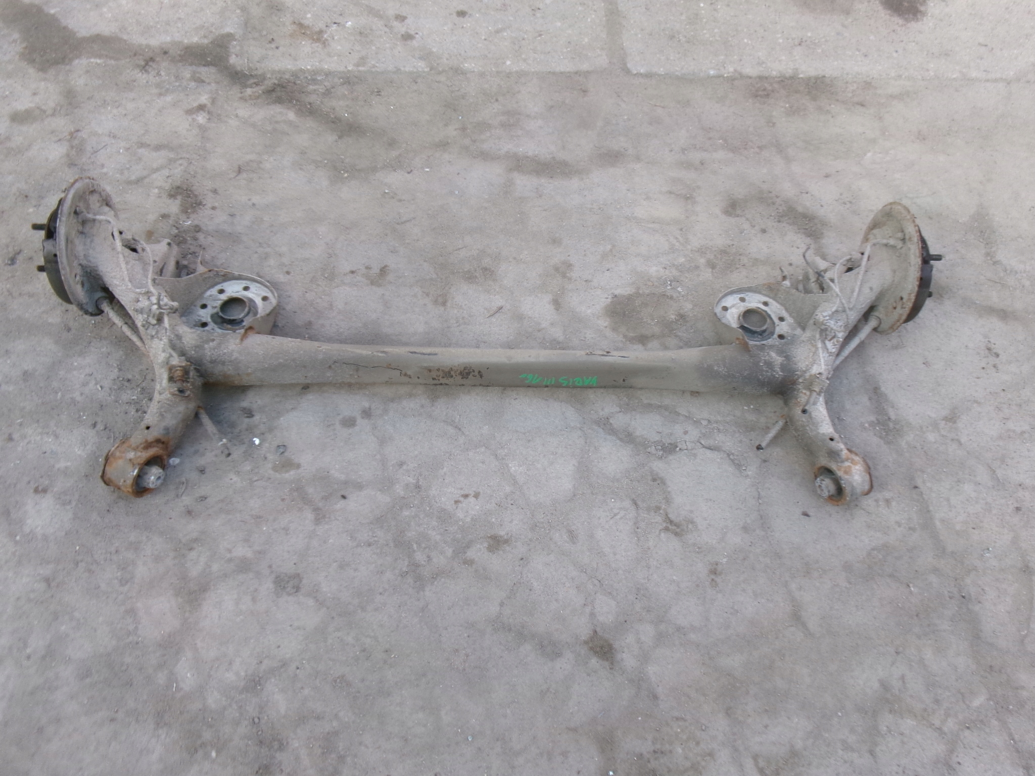 TOYOTA YARIS III BELKA ZAWIESZENIE OŚ TYŁ