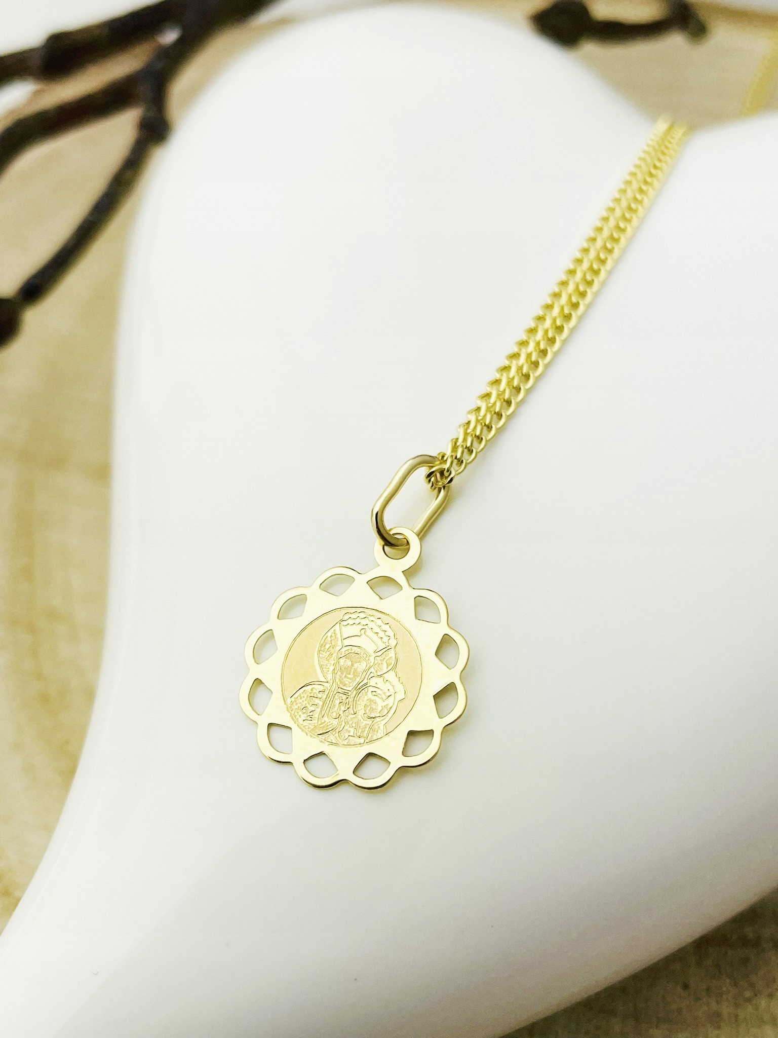 Zlatý Medailonek s ozdobným přívěskem Panna Maria Čenstochovská