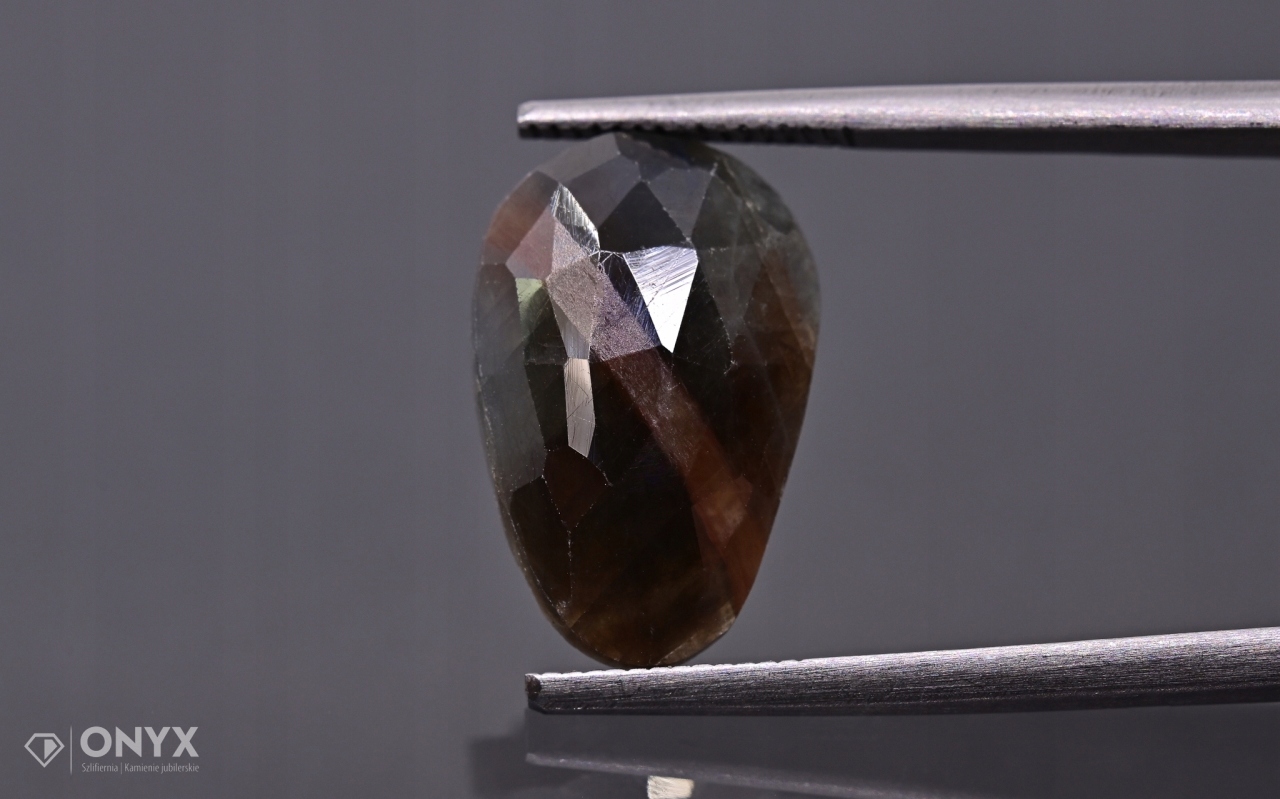 Safír fasetovaná nepravidelná rozeta 15,5x10 mm