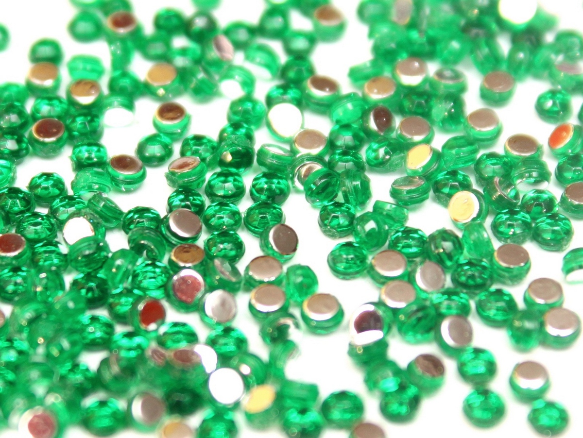 DN236 Kaboszony 2mm 100szt dżety cyrkonie szmaragd