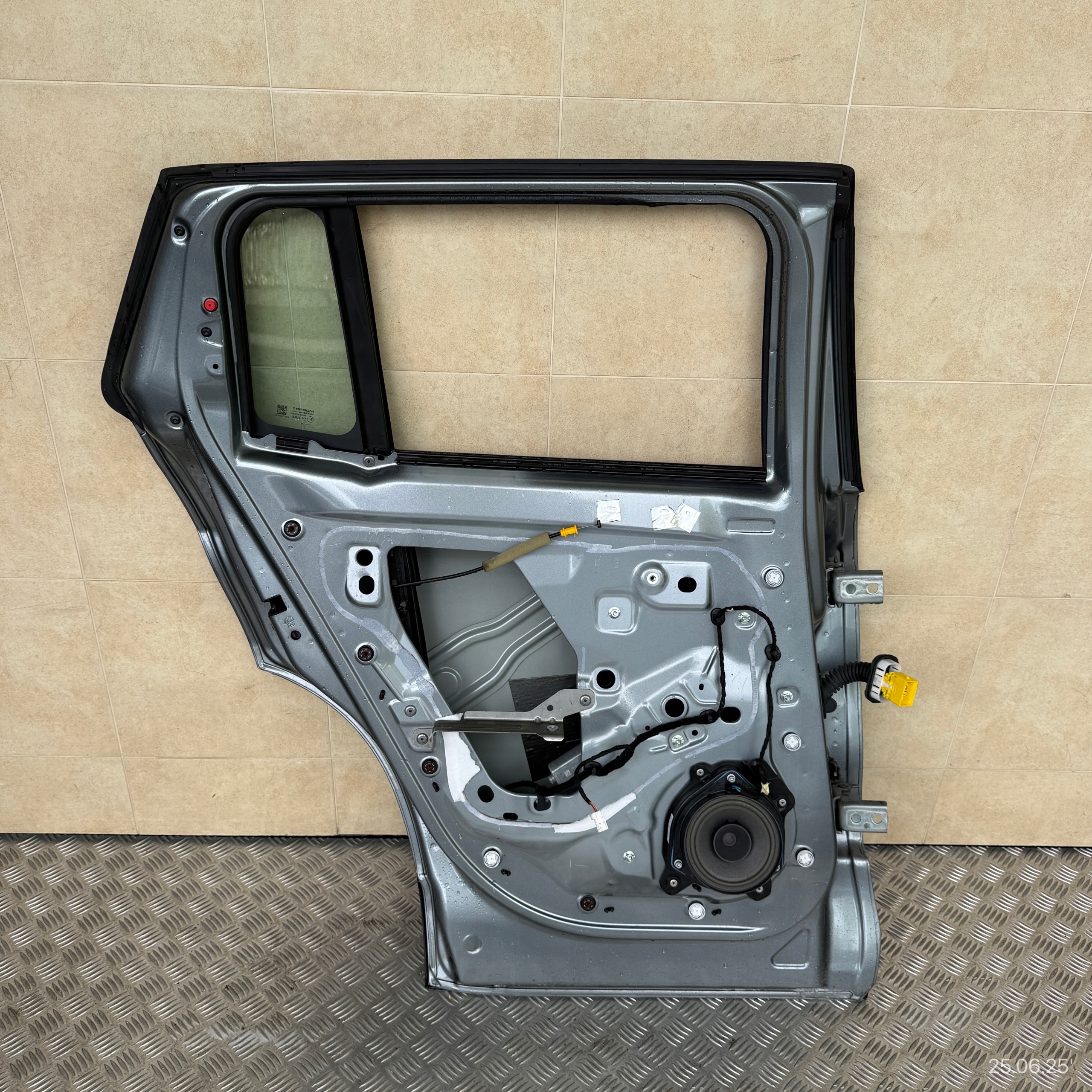 door complete rear. left JEEP AVENGER 2023 ROK does not have windows