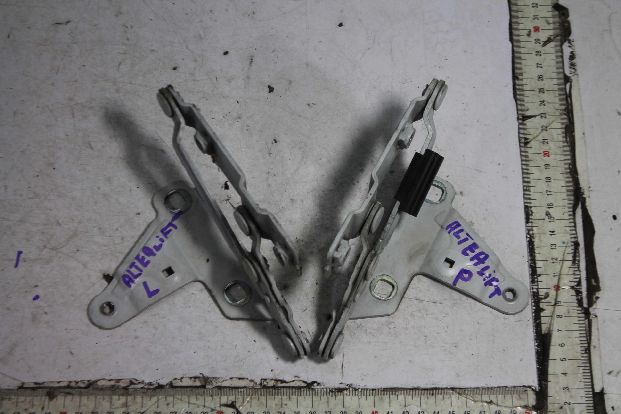 Cerniera Cerniere cofano KOMPLET ALTEA delle ruote. LS9R 09-15