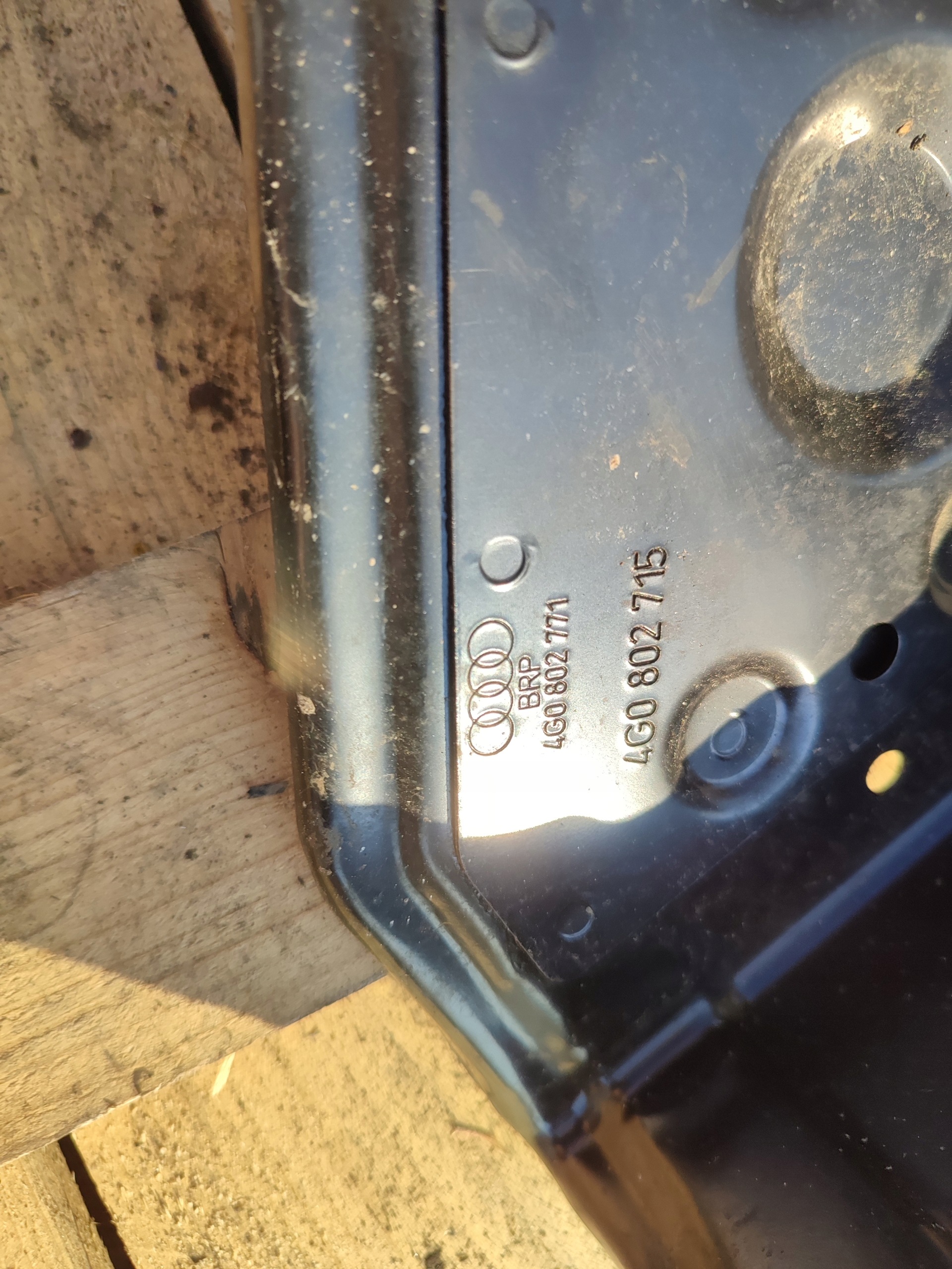 Console Roues de la roue de secours AUDI A6 C7 4G0802715