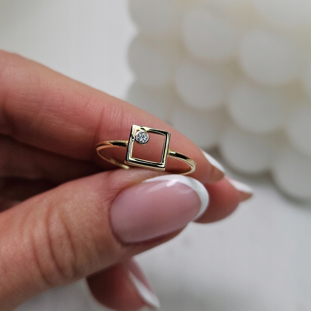 Zlatý Prstýnek S Obrysem Čtverce A Očkem 585