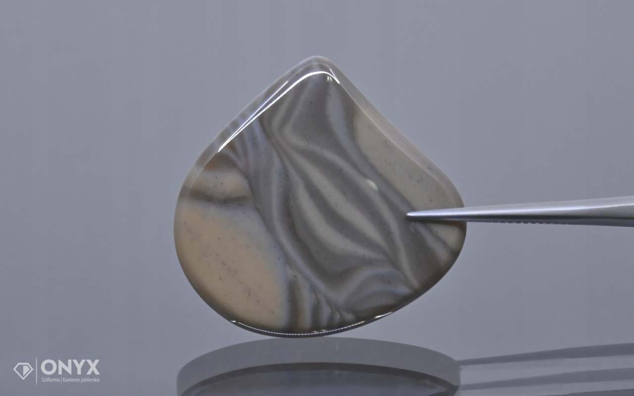 Křemílek pruhovaný kabošon nepravidelný 32,5x31 mm