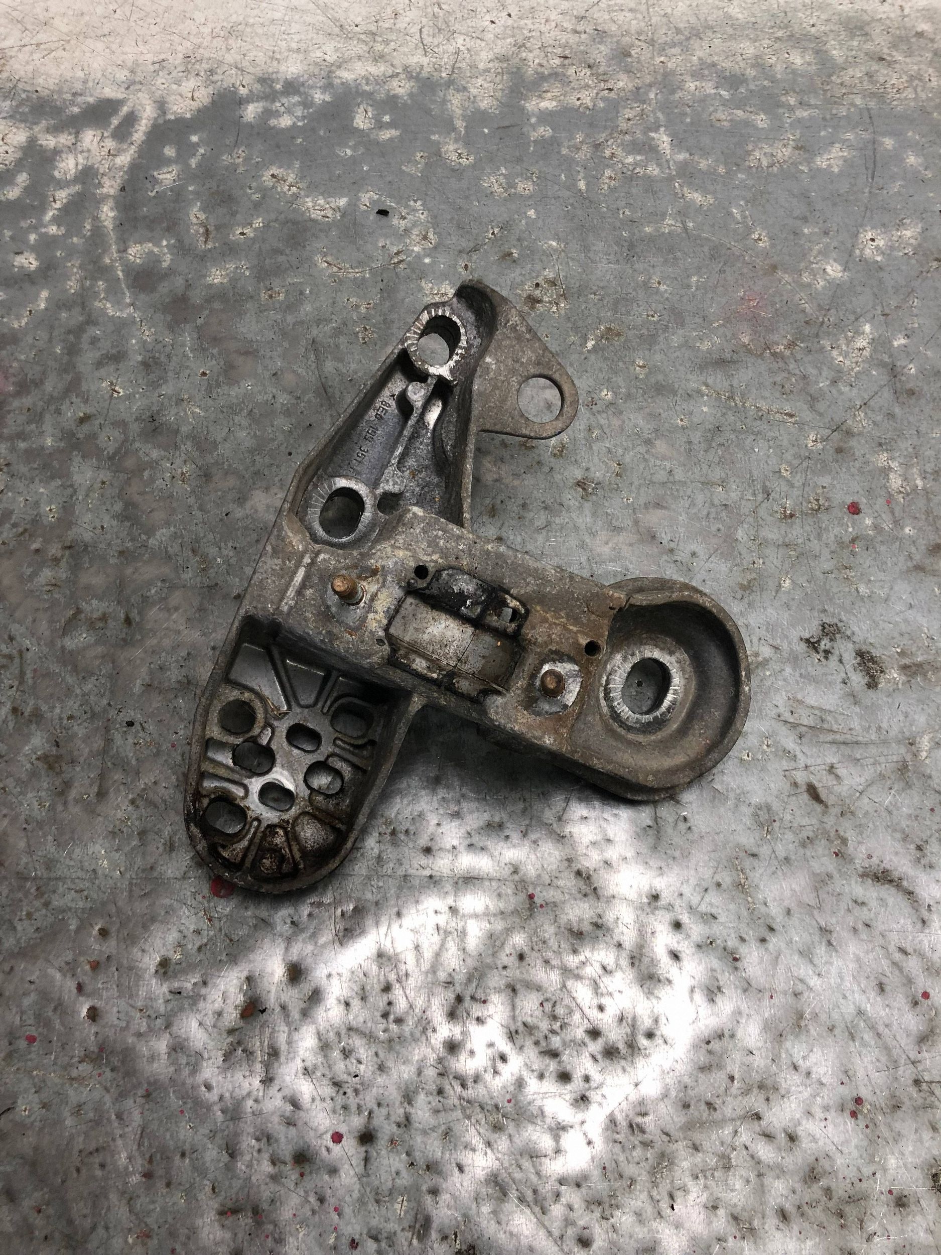 holder engine mount AUDI A4 B7 8E0199351F