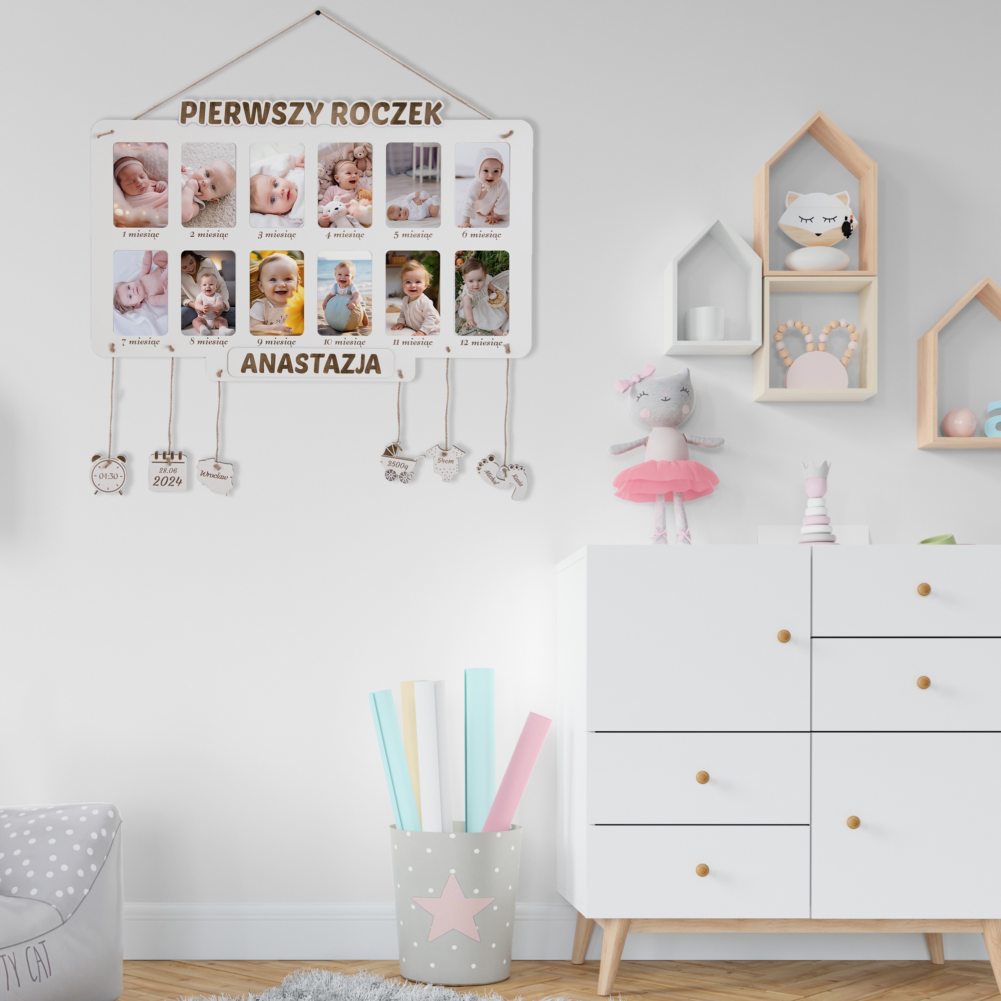 RAMKA METRYCZKA NA ROCZEK PREZENT PIERWSZE URODZINY Z IMIENIEM NA 12 ZDJĘĆ Marka Gift4