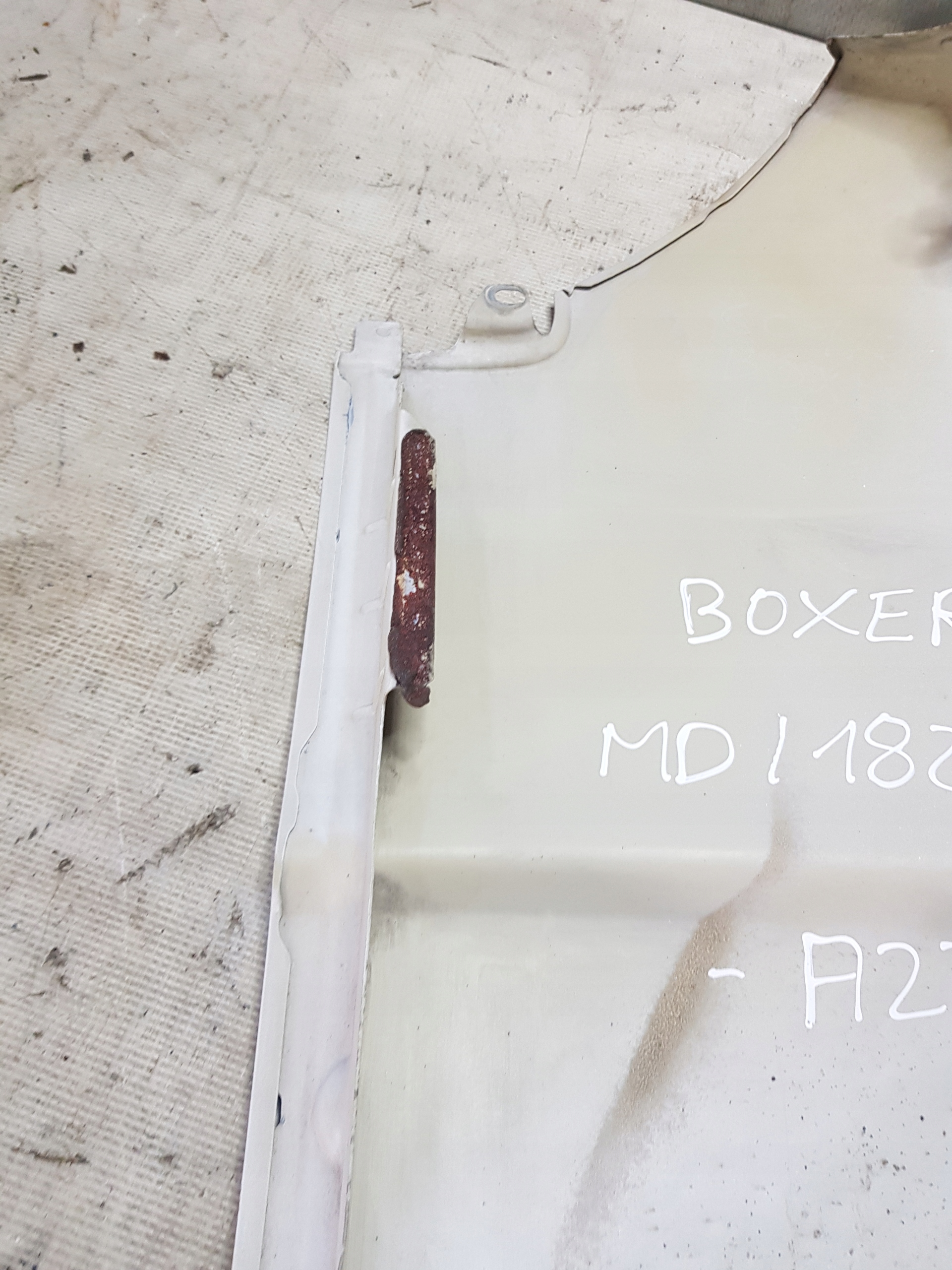 fender FIAT BOXER 12r. left front BIALY