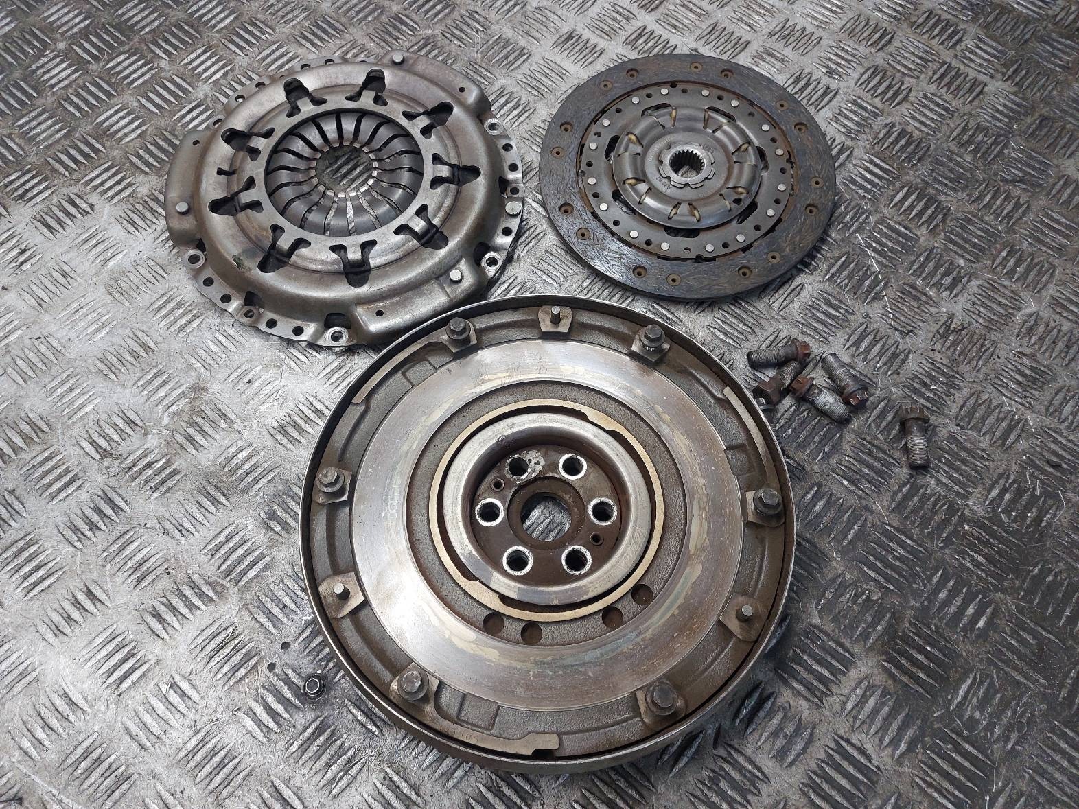 VOLANO USATO + disco + di pressione VOLVO S40 II 1.8 16V