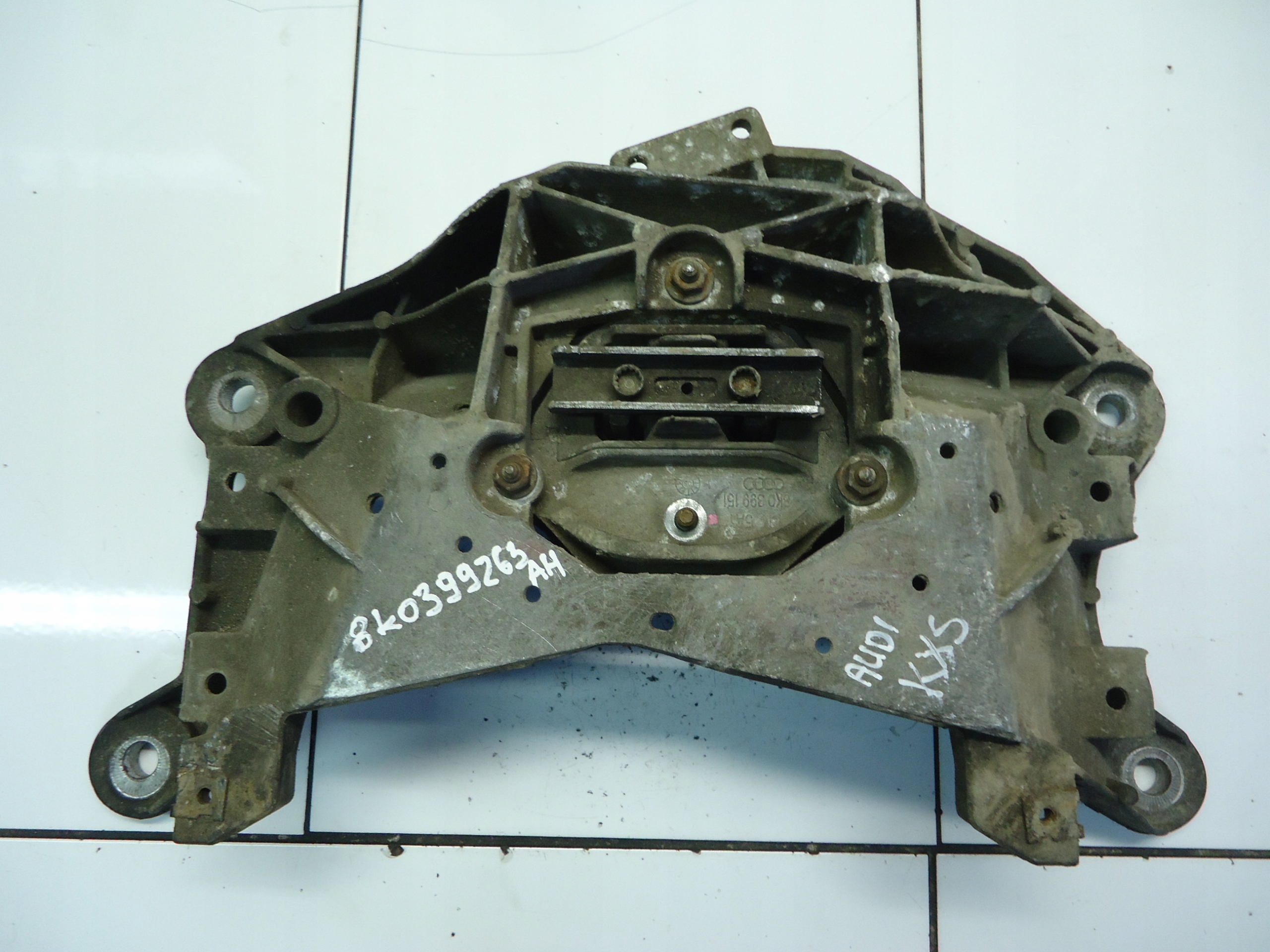 AUDI A5 8T 3.0TDI Getriebehalter 8k0399151