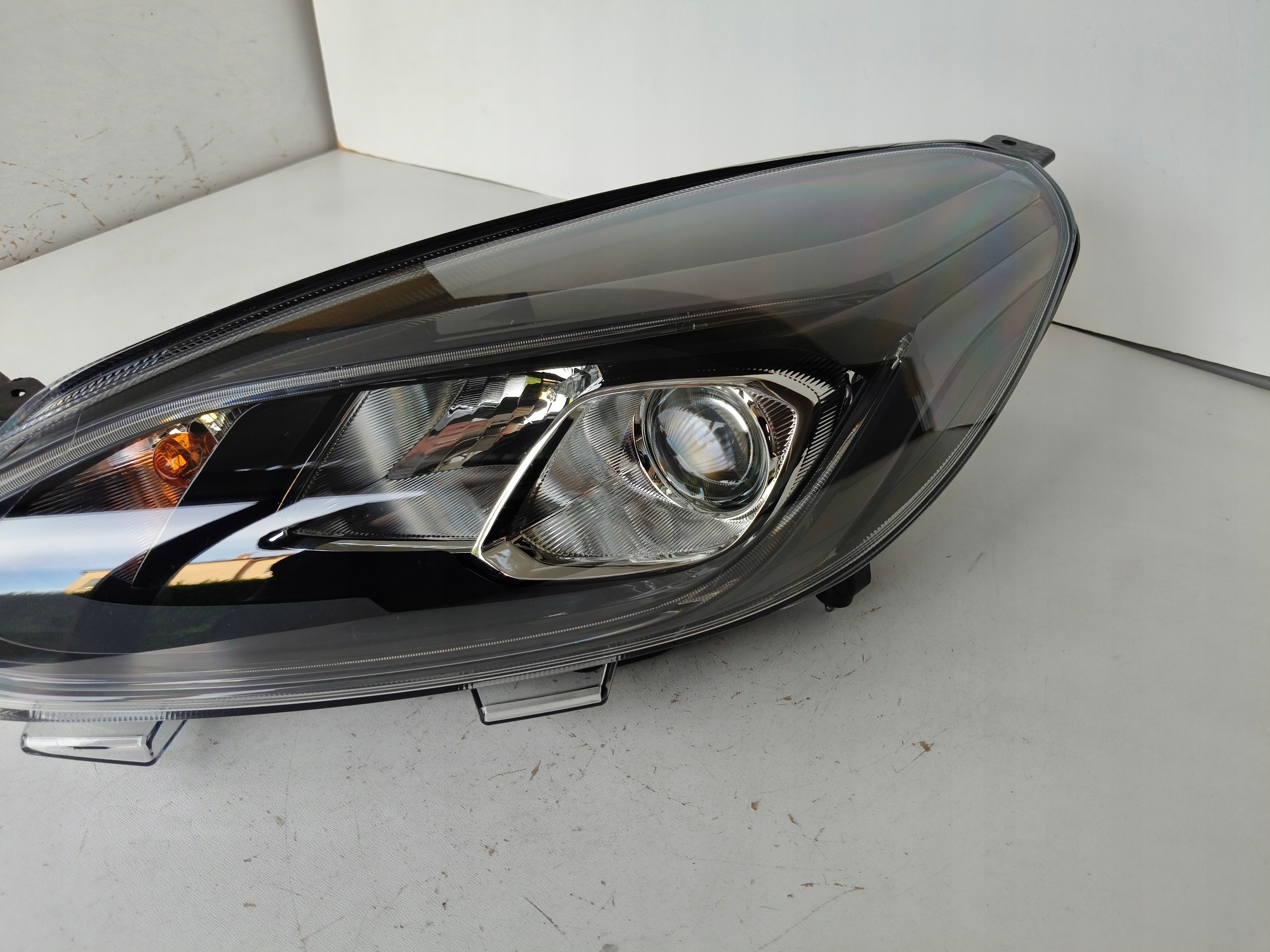 NO-WA-- light left REFLEKTOR FORD FIESTA MK8 17- ST dark LED