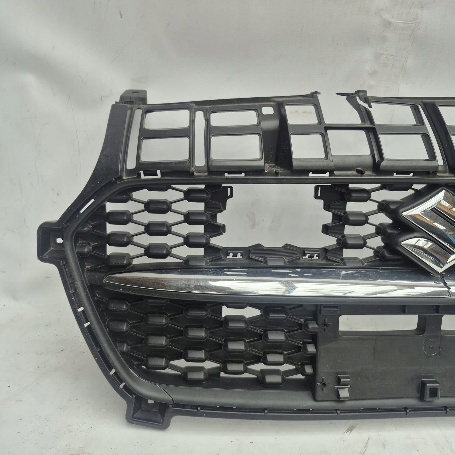 SUZUKI SWIFT V 5 LIFT 20-24 Grill Grill