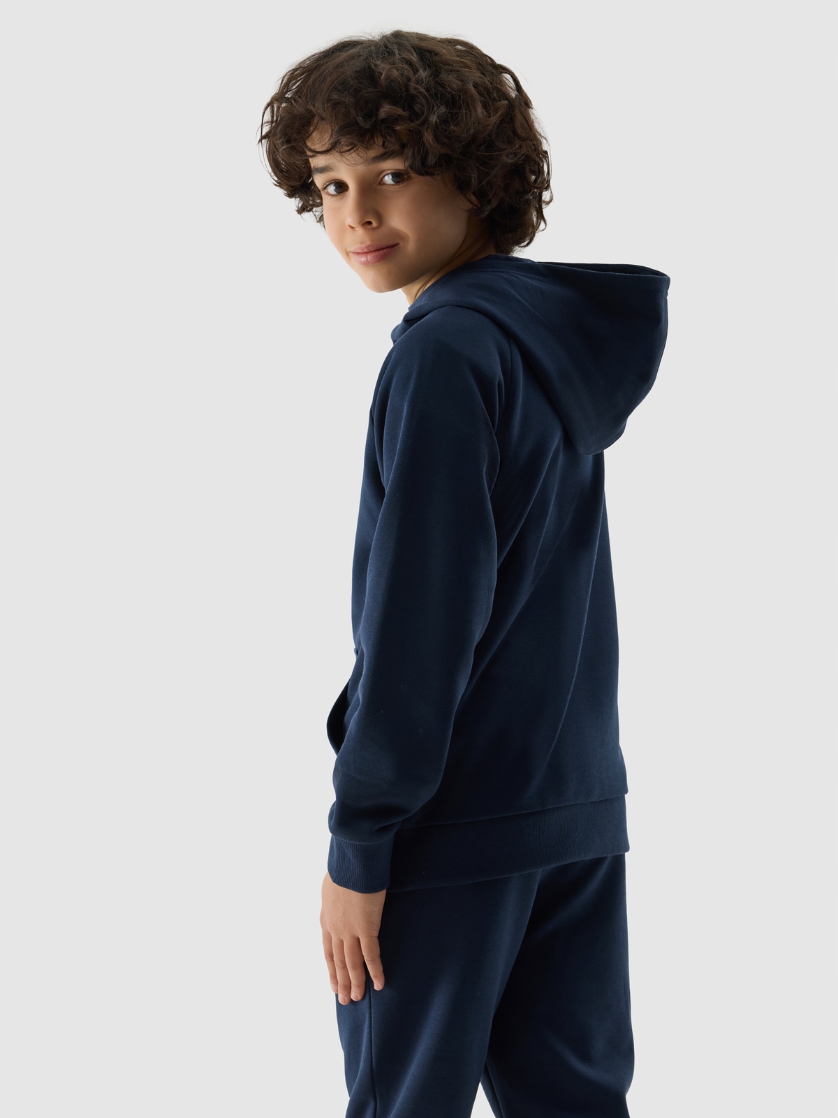 BLUZA 4F CHŁOPIĘCA DRESOWA NIEROZPINANA Z KAPTUREM - GRANATOWA r. 152 Kod producenta 4FJWSS24TSWSM0925