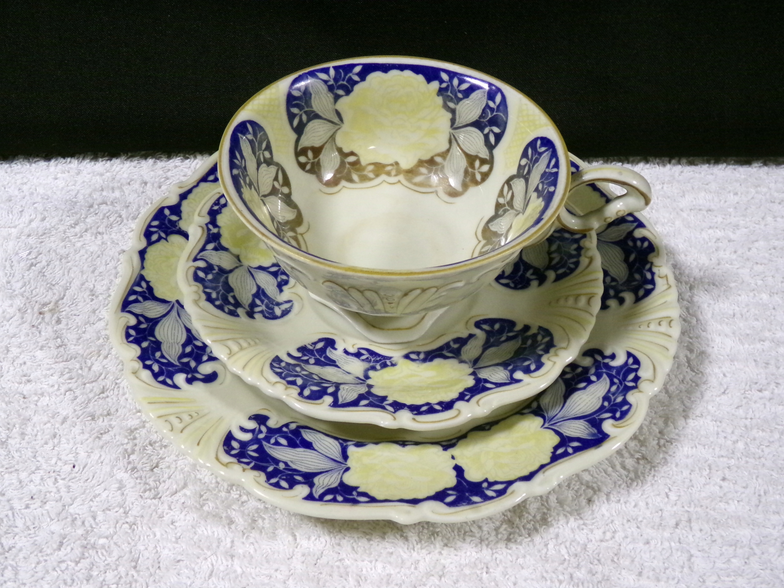 PIĘKNY ZESTAW ŚNIADANIOWY-SYGNATURA Z 1940 ROKU