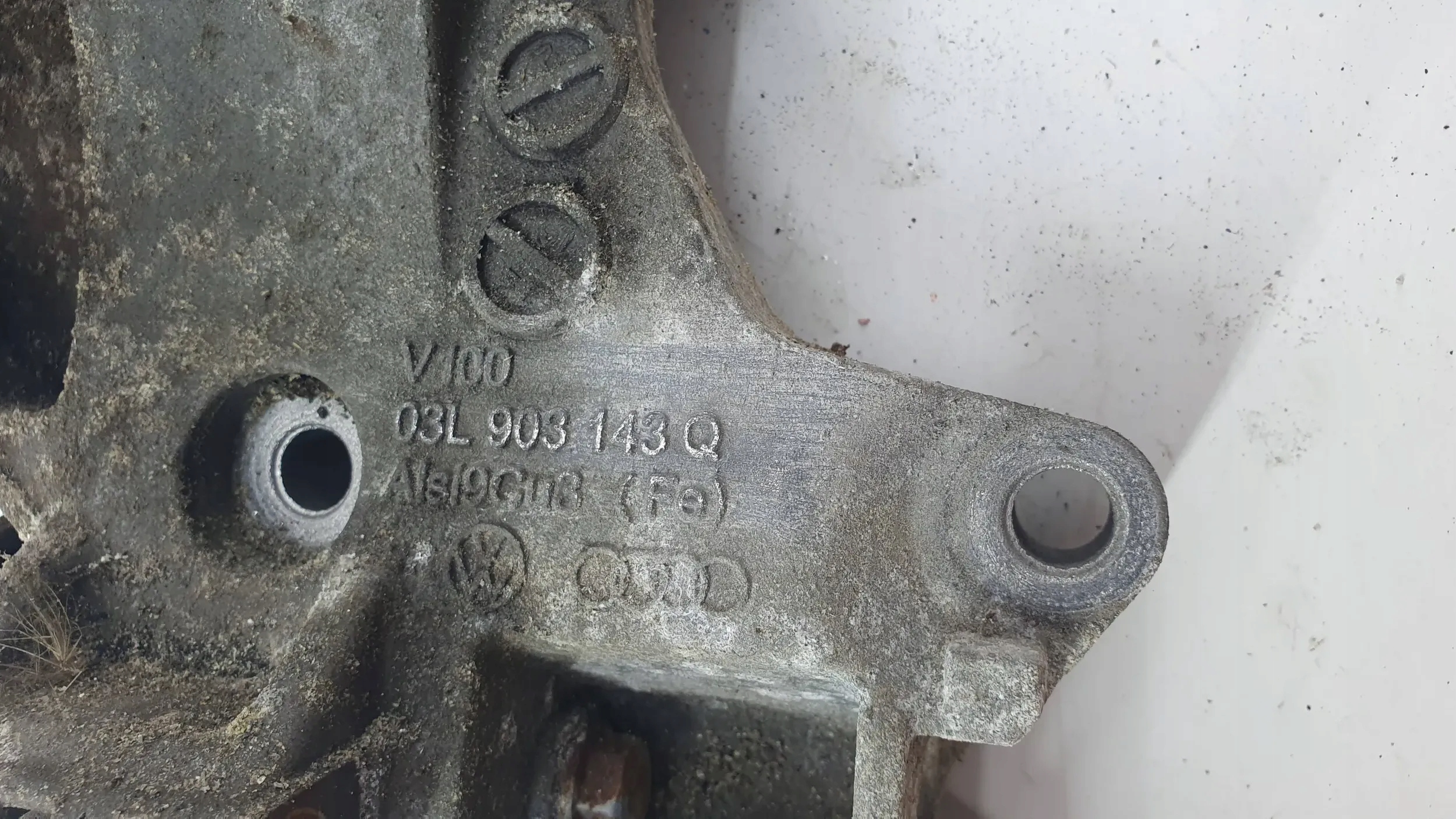 Volkswagen PASSAT B7 3AA 10- 2.0 TDI supporto alternatore