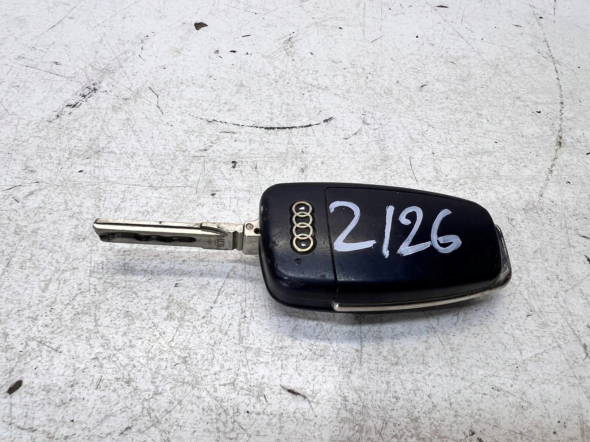 key PILOT SCYZORYK AUDI A1 8X Q3 8U 8X0837220D 2/26
