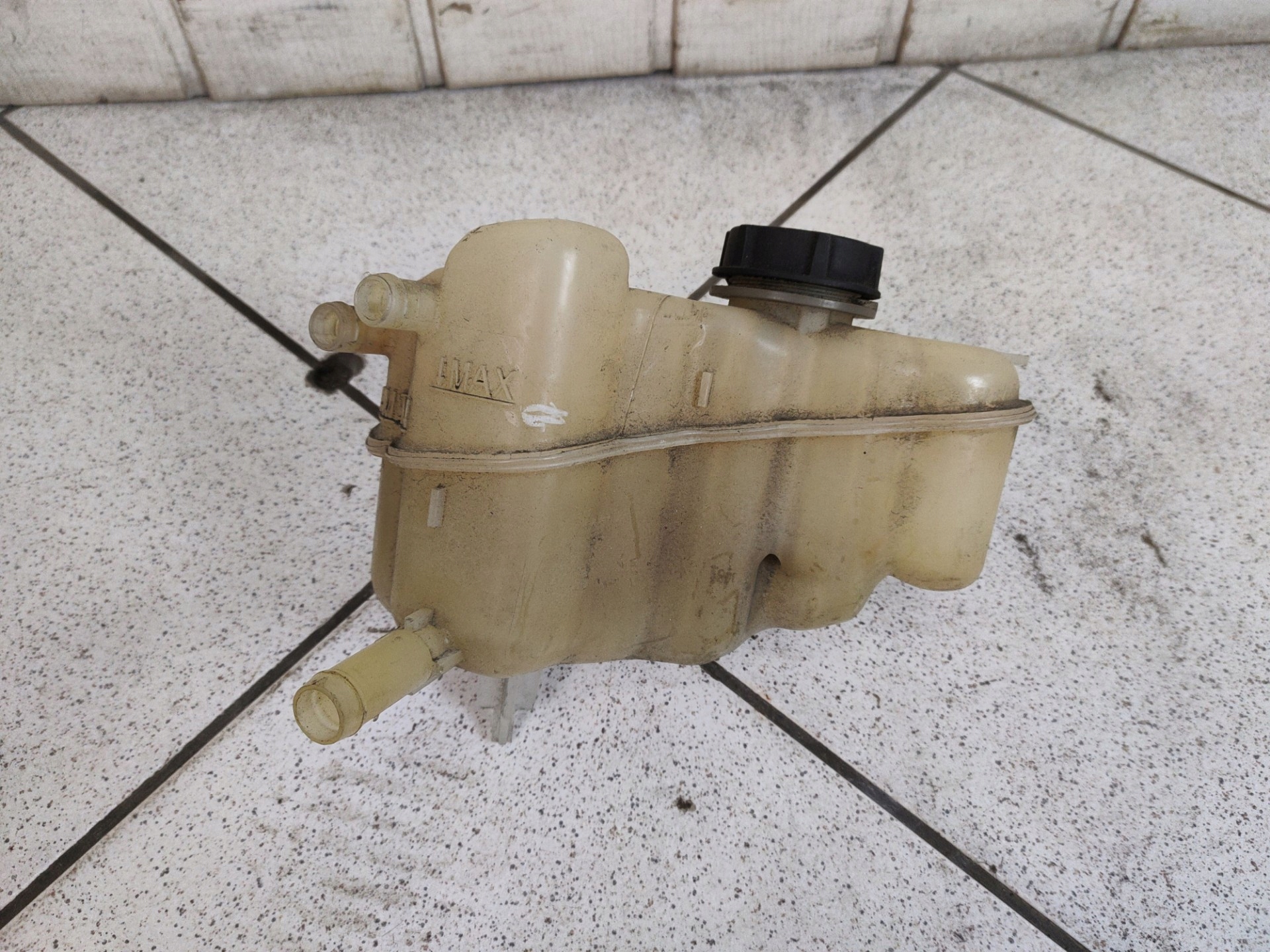 Scheibenwaschbehälter Ford Fusion USA 2 2013 DG93-8A080-AD