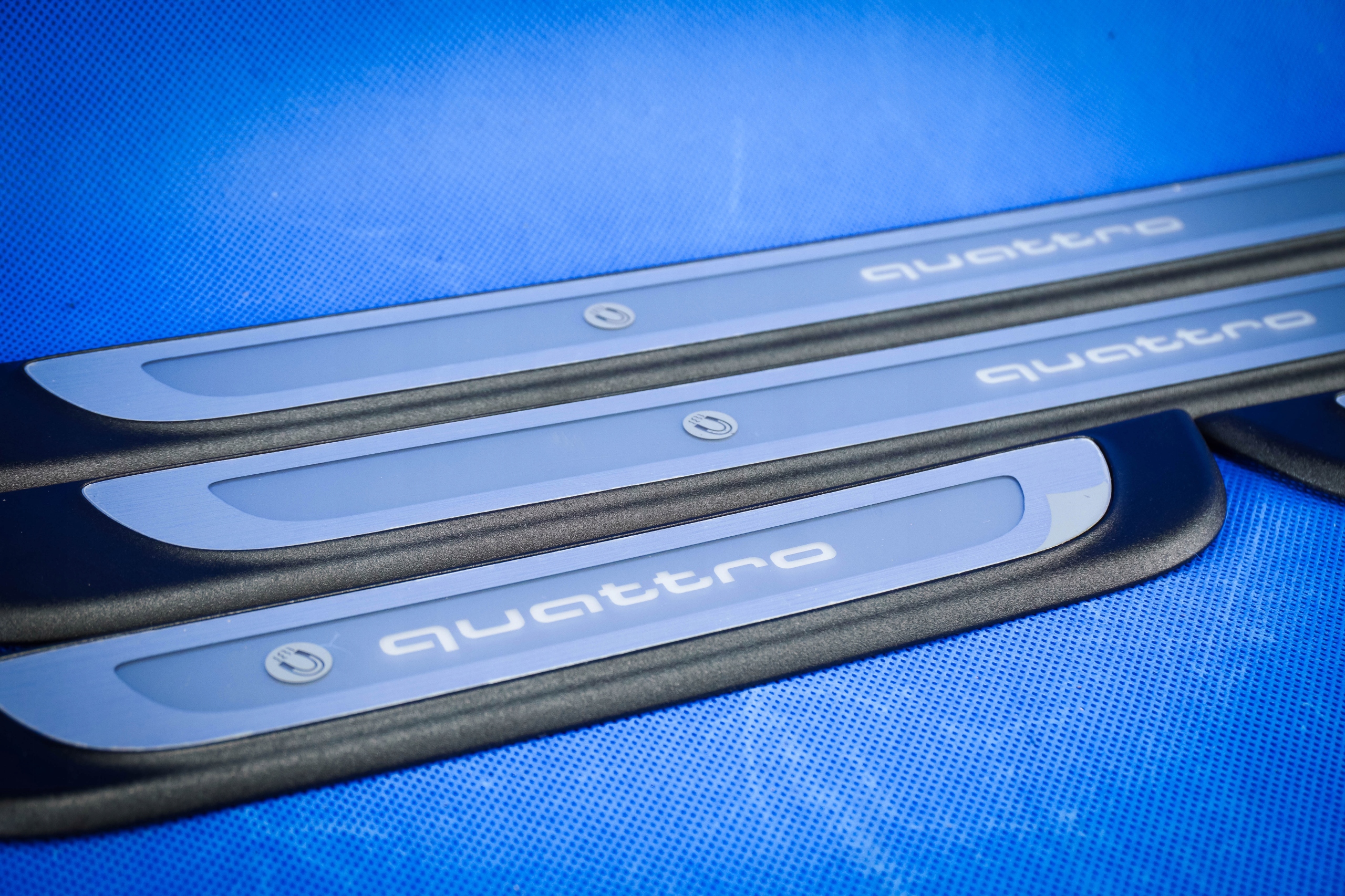 Listwy progowe podswietlane Quattro Audi LED ori Light Source LED