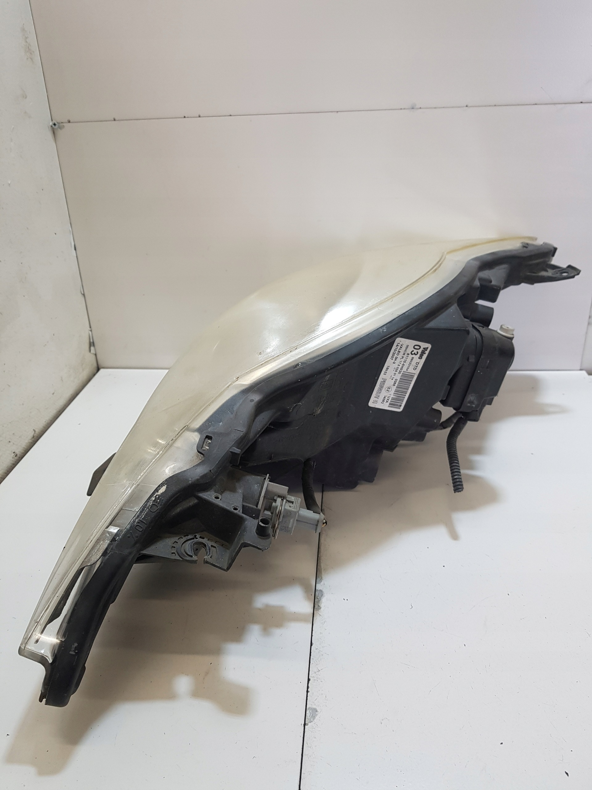 light right front PEUGEOT 107 81110-0H030