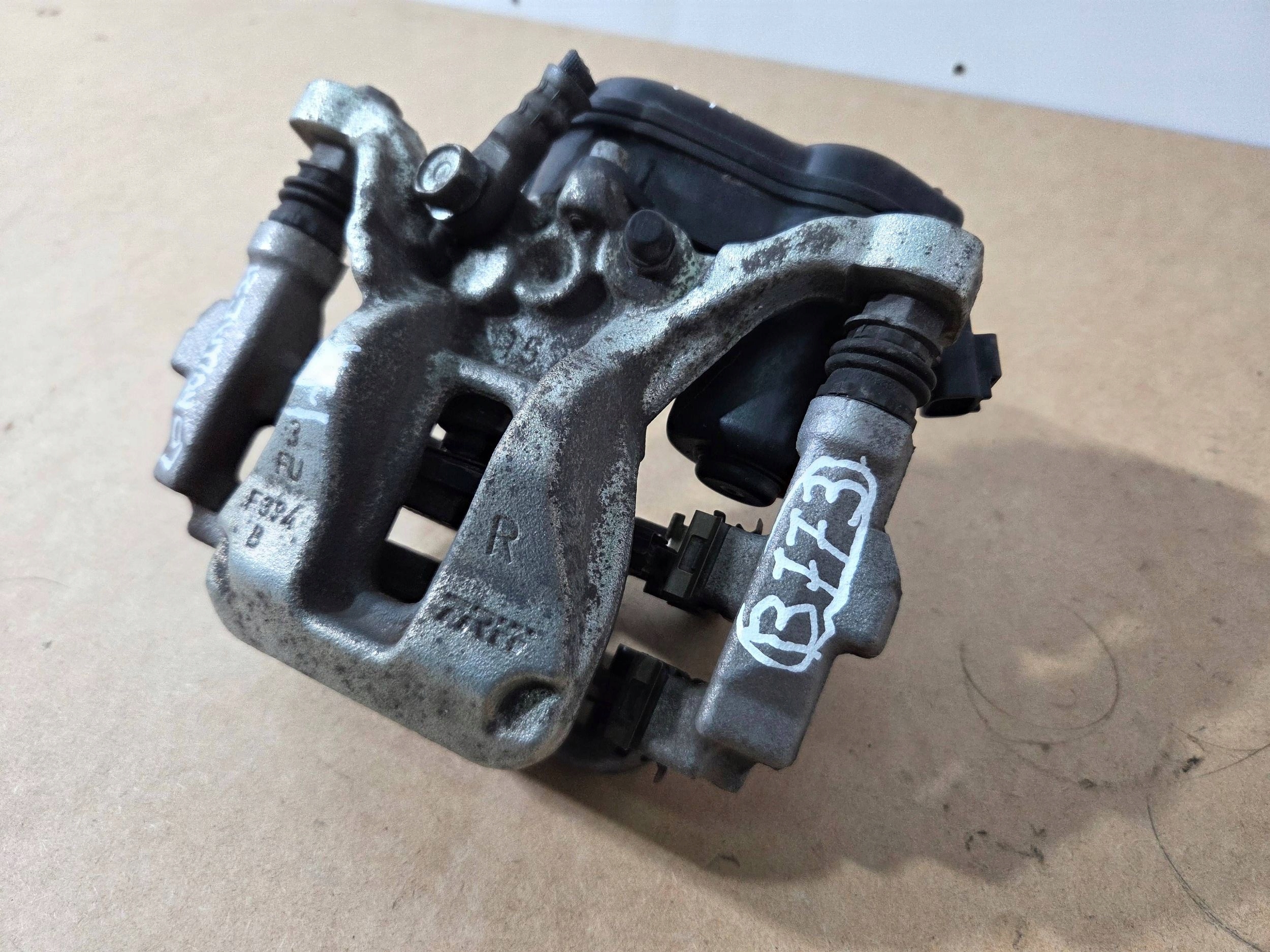 Toyota Corolla E21 caliper brake rear right (B773)
