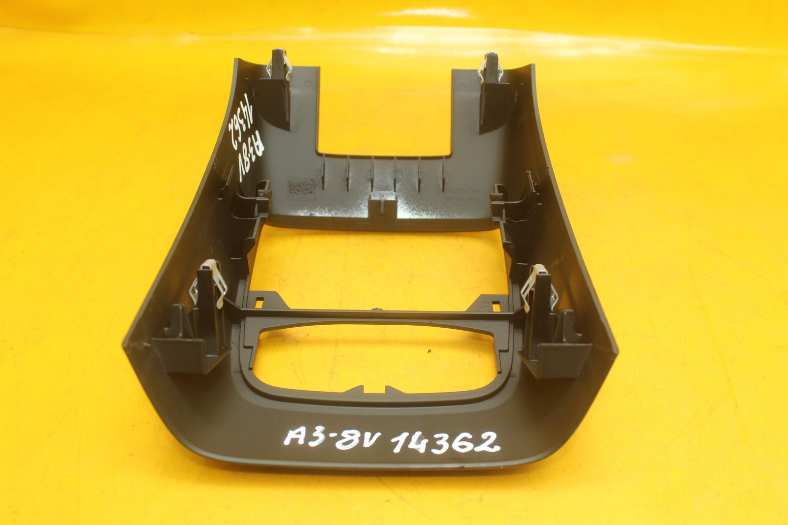 рамка защита консоль центральная Audi A3 8V 8V0864376B
