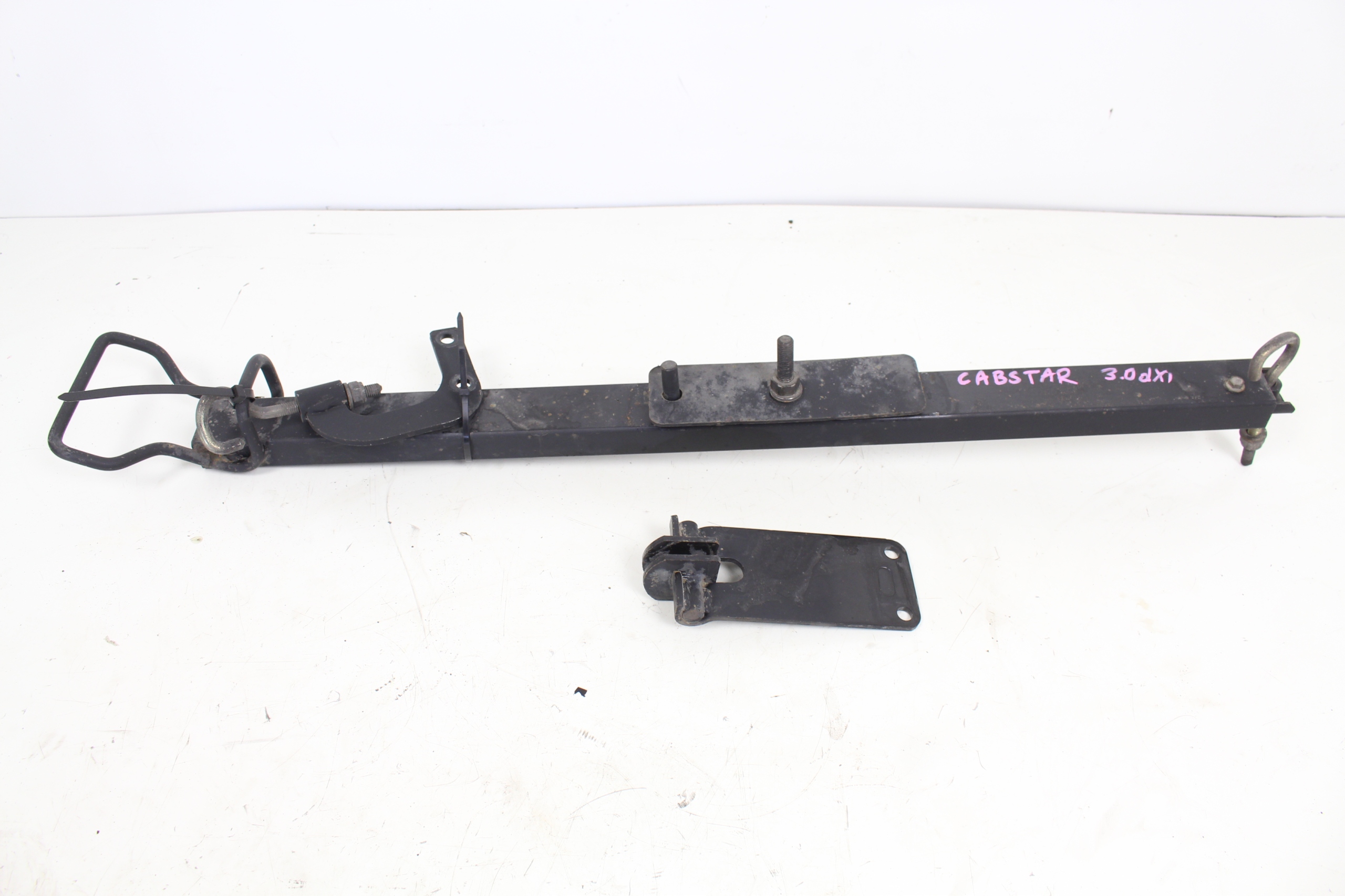 ЛИФТ КРЕПЛЕНИЕ КРОНШТЕЙН КОЛЕСА CABSTAR MAXITY 07-