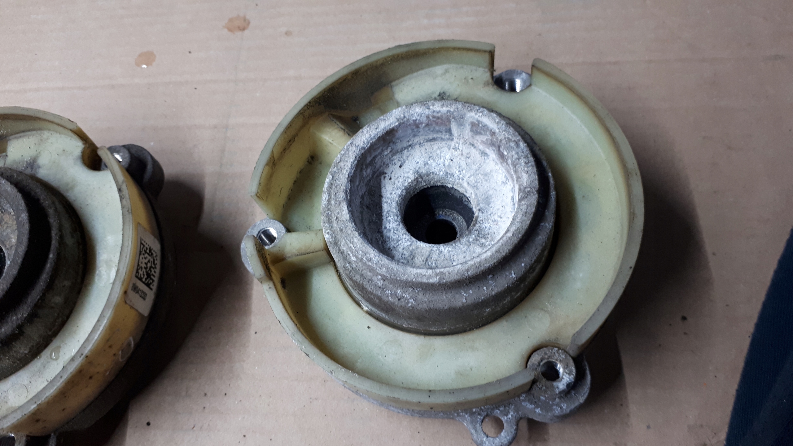 A4 B9 8W LOZYSKO adapter tlumiče předek A5 8W