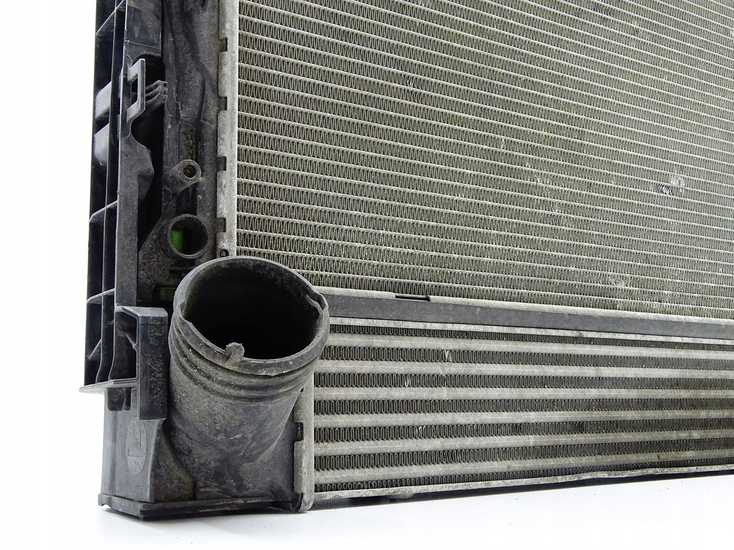 KOMPLET chladiče chladič vody intercooler BMW 1 E87 2.0 D 781025801