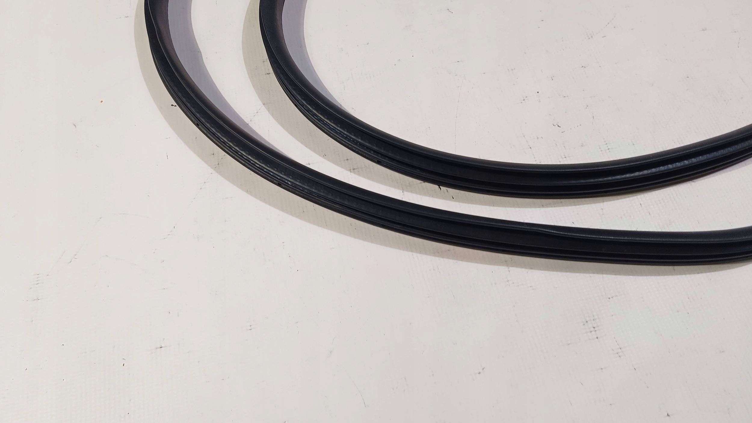 rubber gasket right door przednich front prawych Ford Explorer V 2016