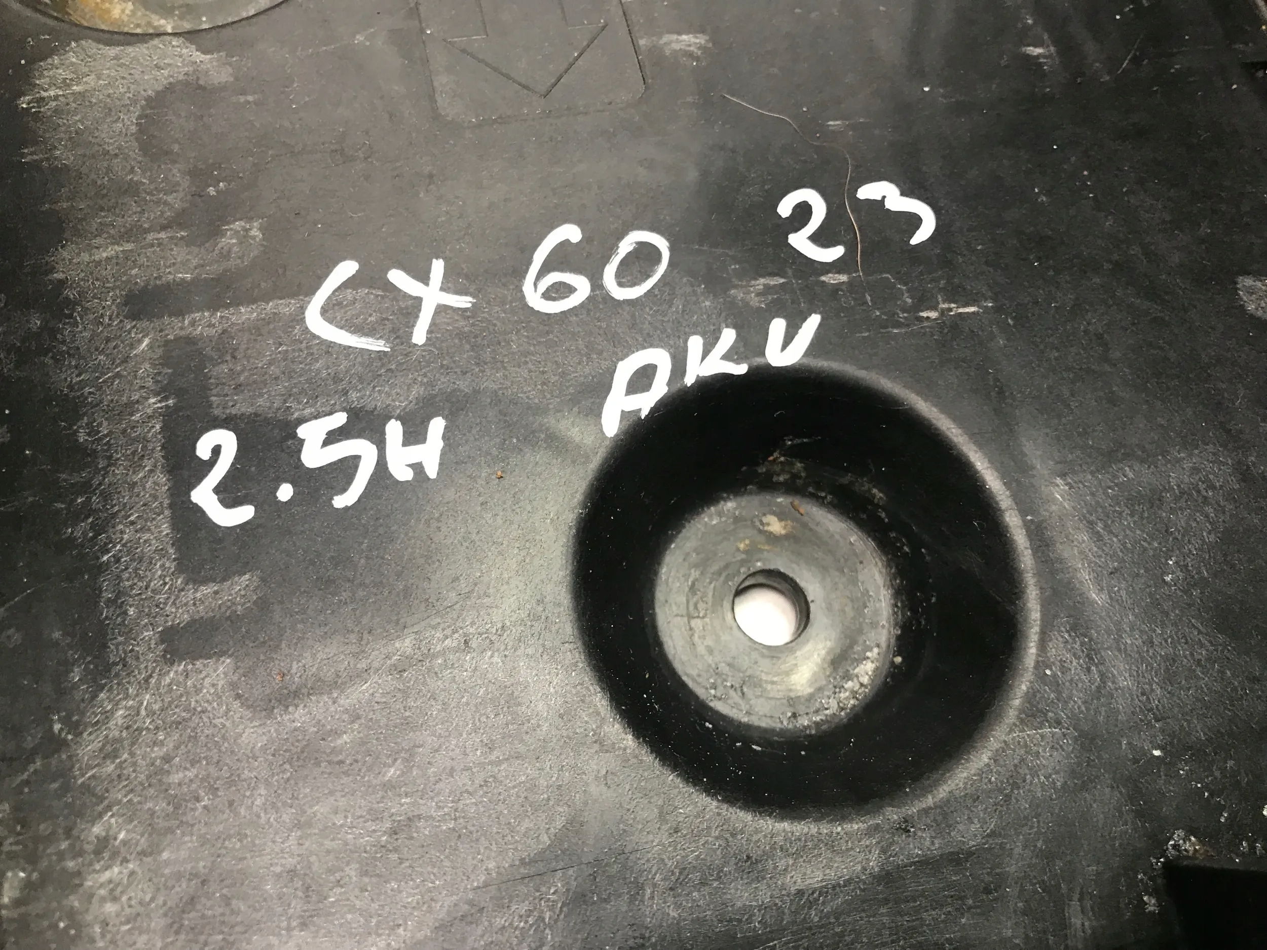 Mazda CX-60 CX60 2023 2.5 HYBRYDA OBUDOWA PODSTAWA AKUMULATORA KBB356041 Producent części Mazda OE