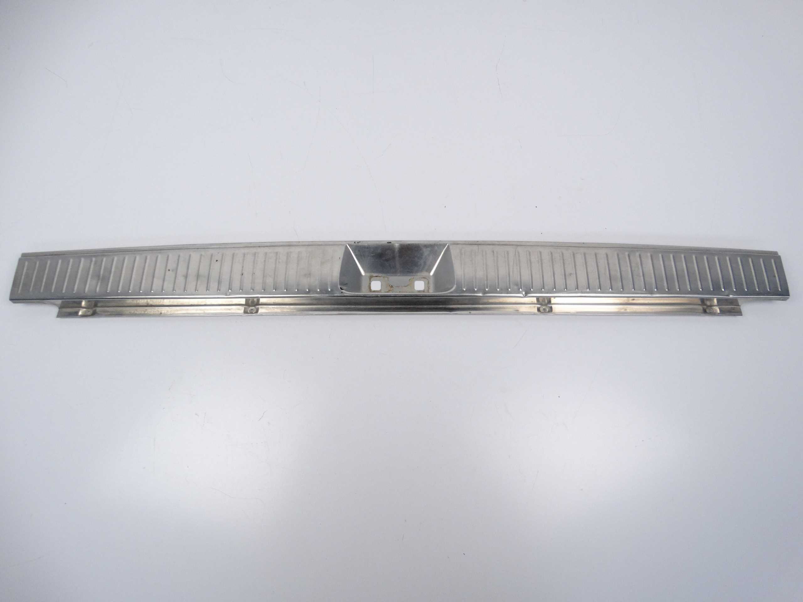 Mercedes E W210 LISTWA NAKŁADKA PROGU BAGAŻNIKA