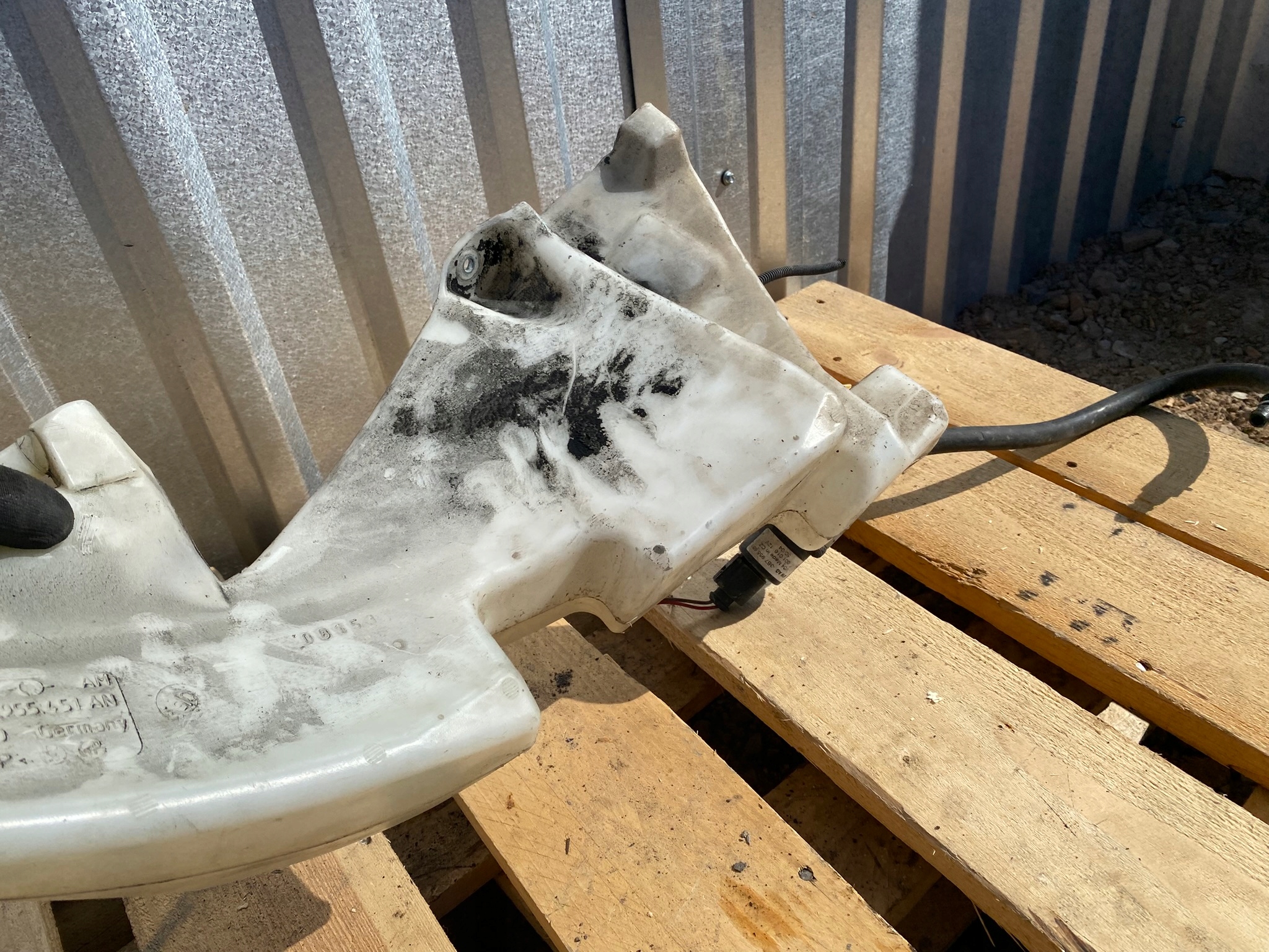 Behälter der Spritzdüse AUDI A4 B7 8E0955451AN