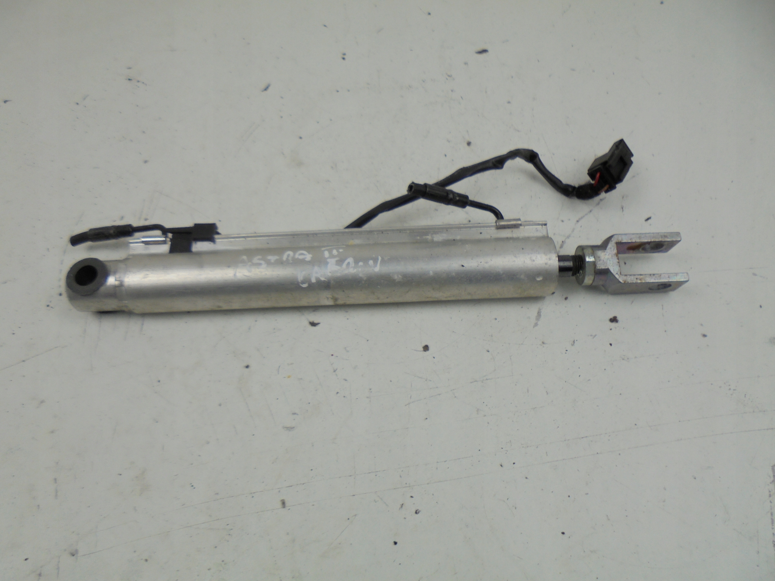 SIŁOWNIK DACHU LEWY ASTRA III H CABRIO