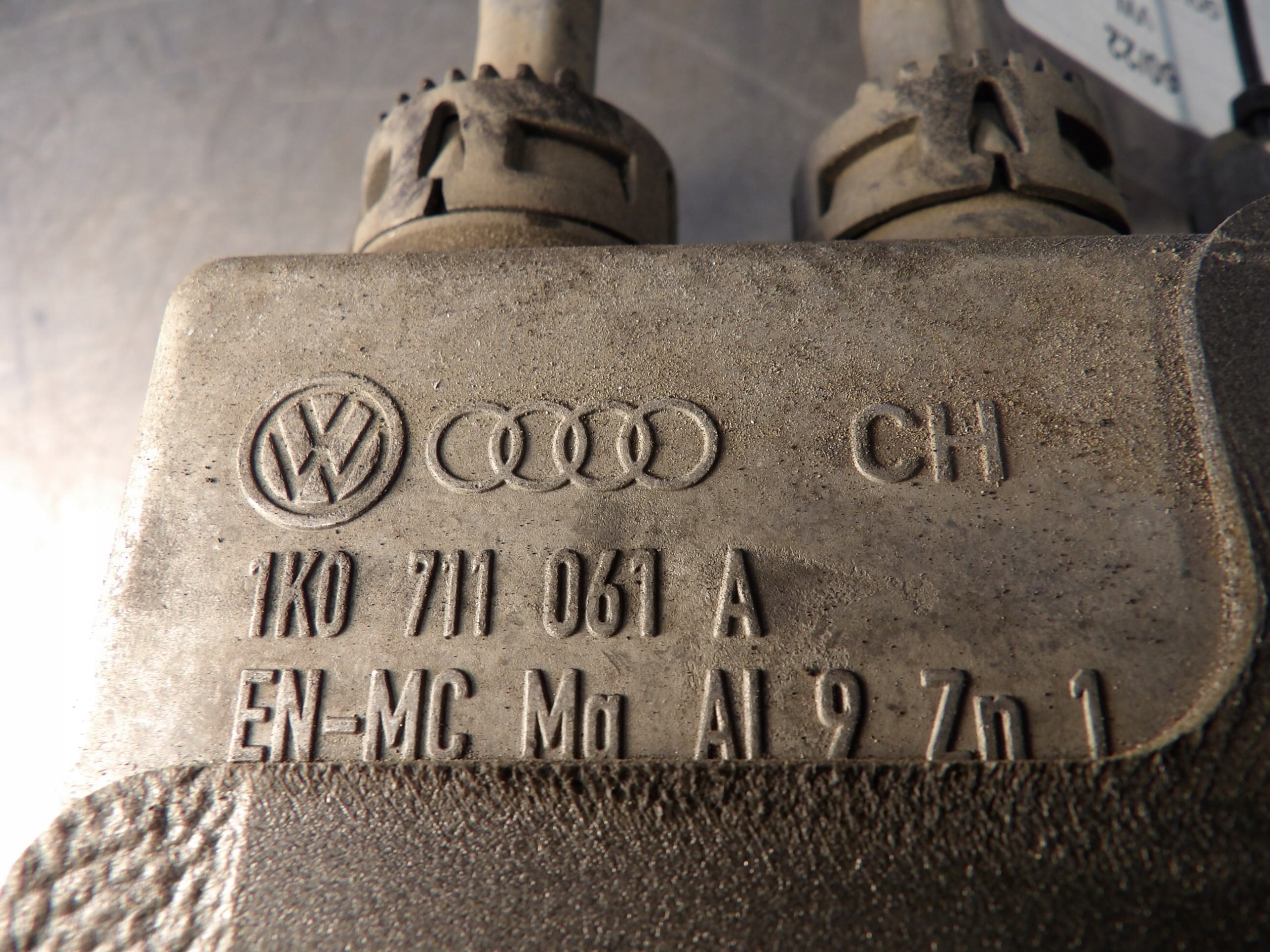 páčka kulysa převodů VW Golf V 1.4B 1K0711061A