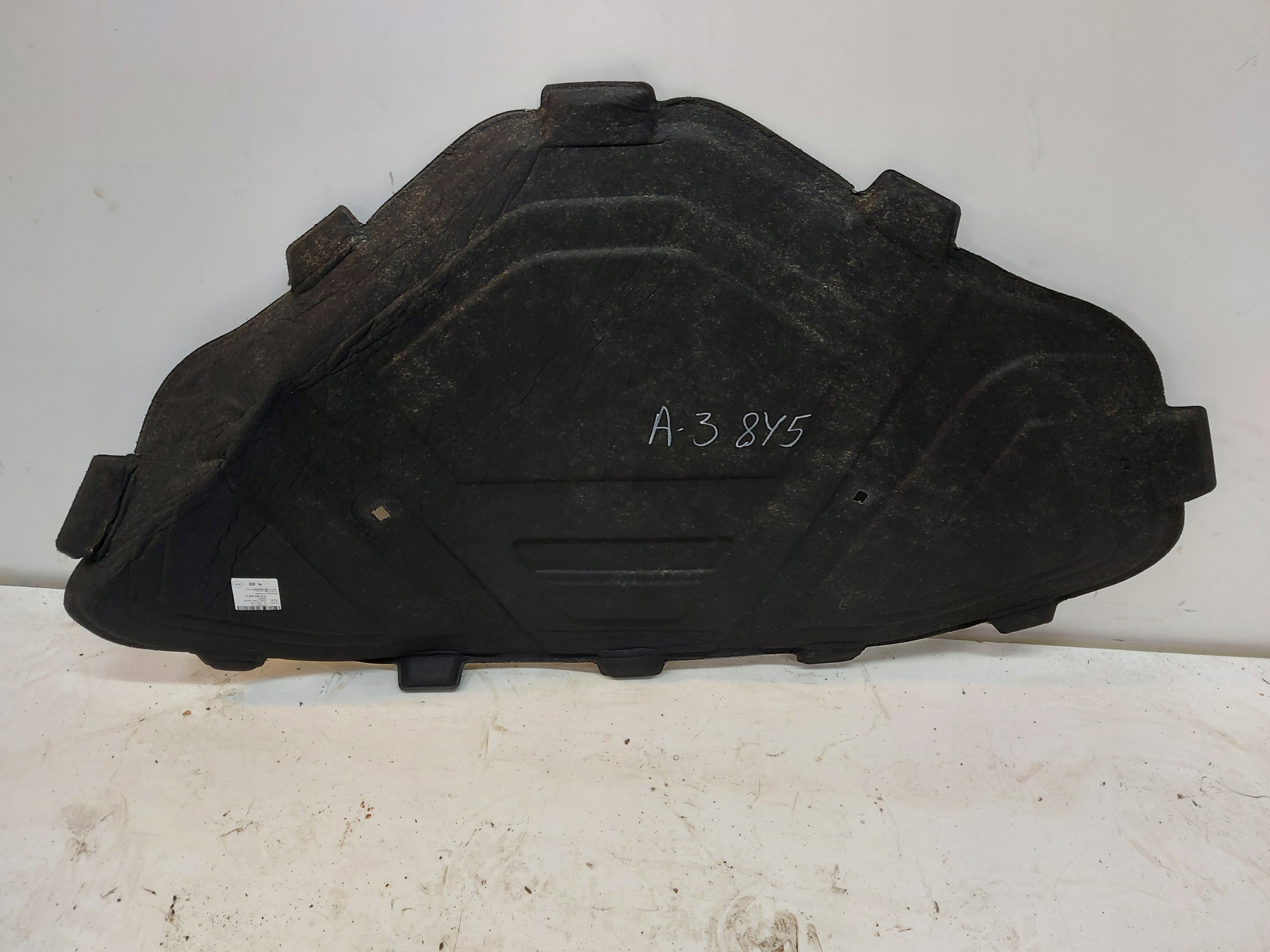 AUDI A3 8Y5 Berline Insonorisation du capot 8Y0863825A