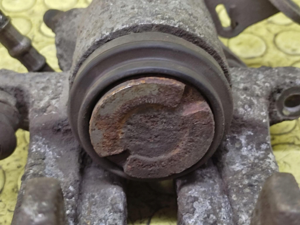 SKODA OCTAVIA and 1.9 TDI caliper right rear part