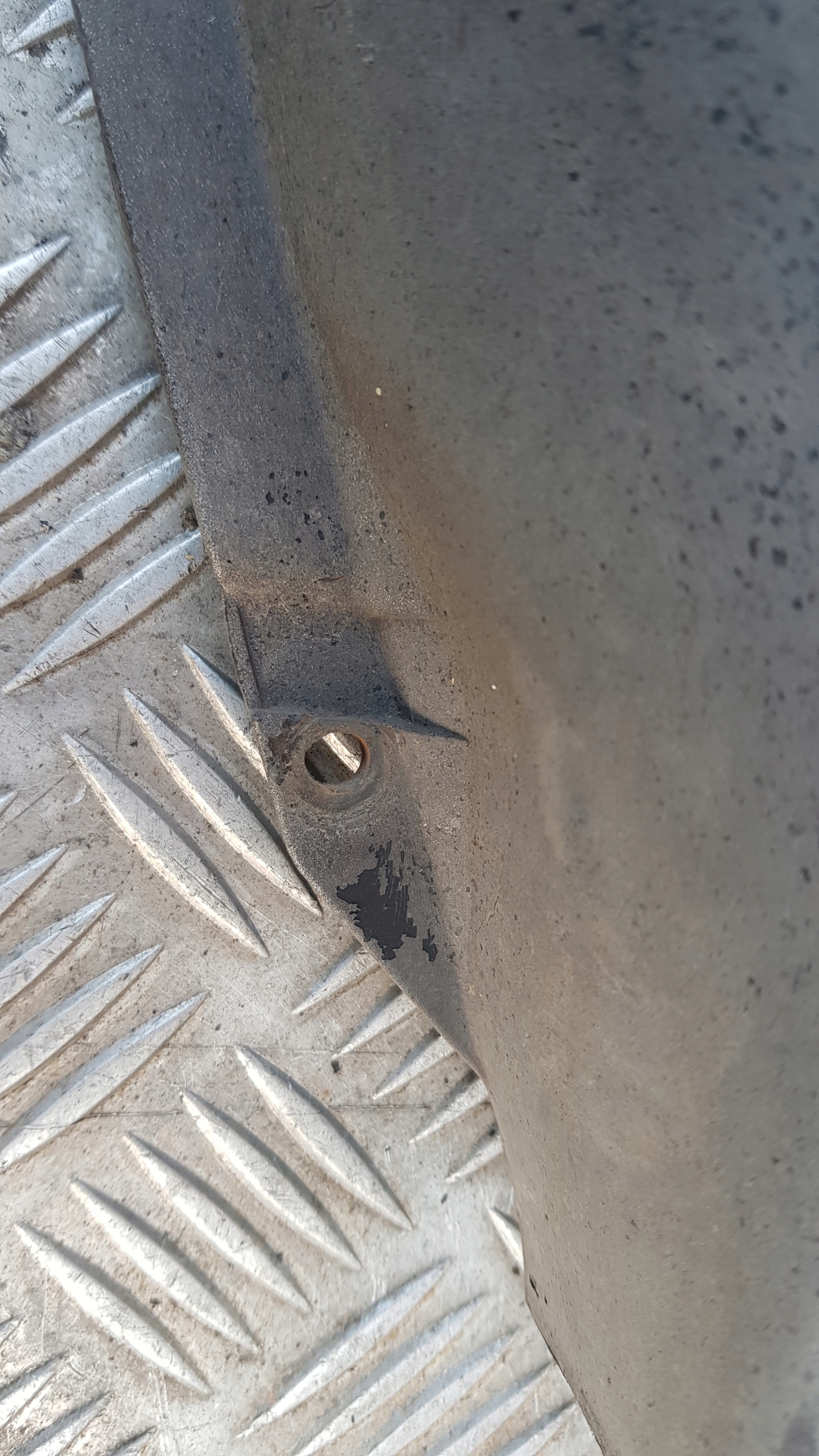 MERCEDES W203 Blende Abdeckung des Querlenkers links rechts heck