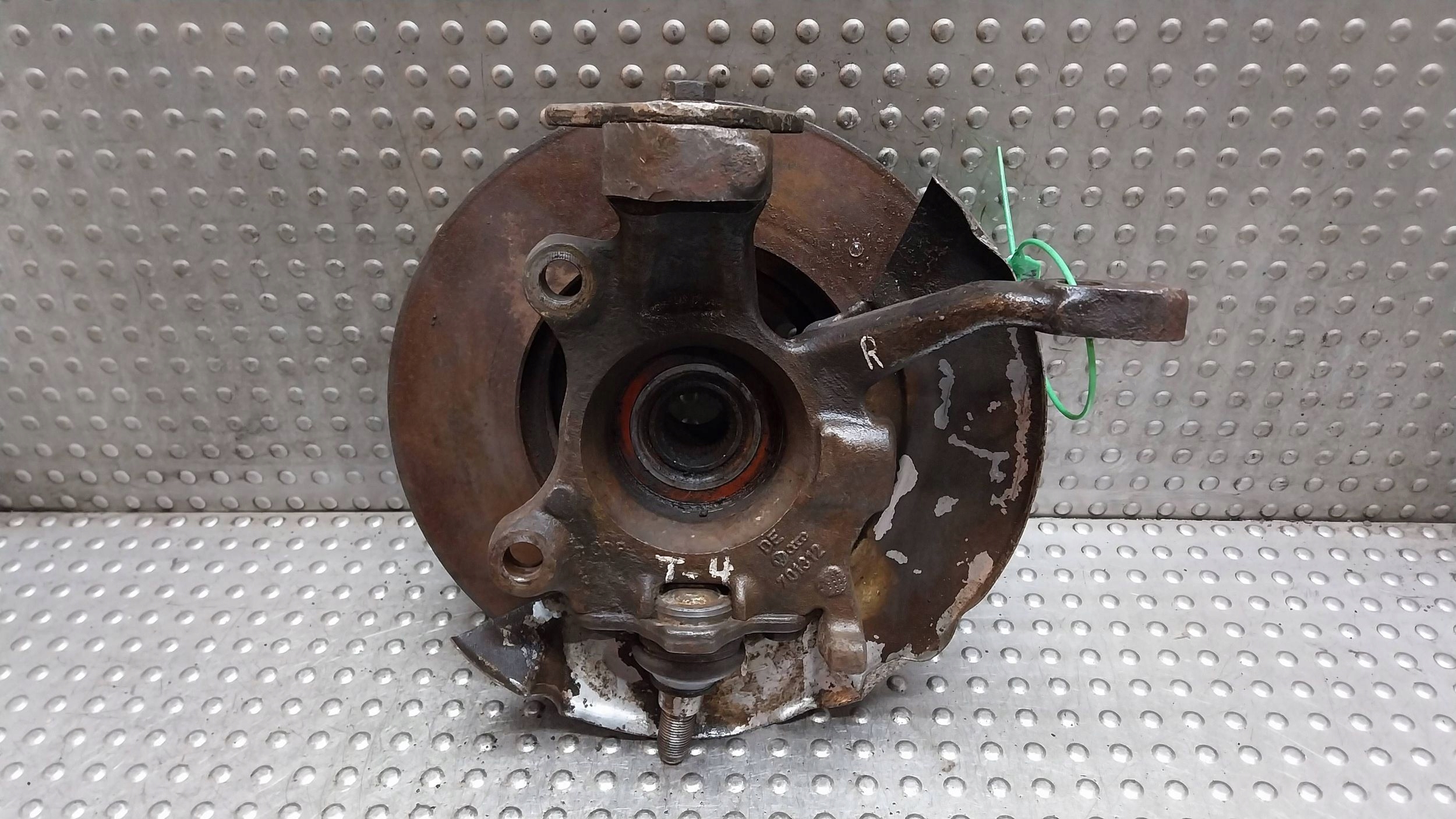 otoč čepu pravý předek VW TRANSPORTER T4 2.4D