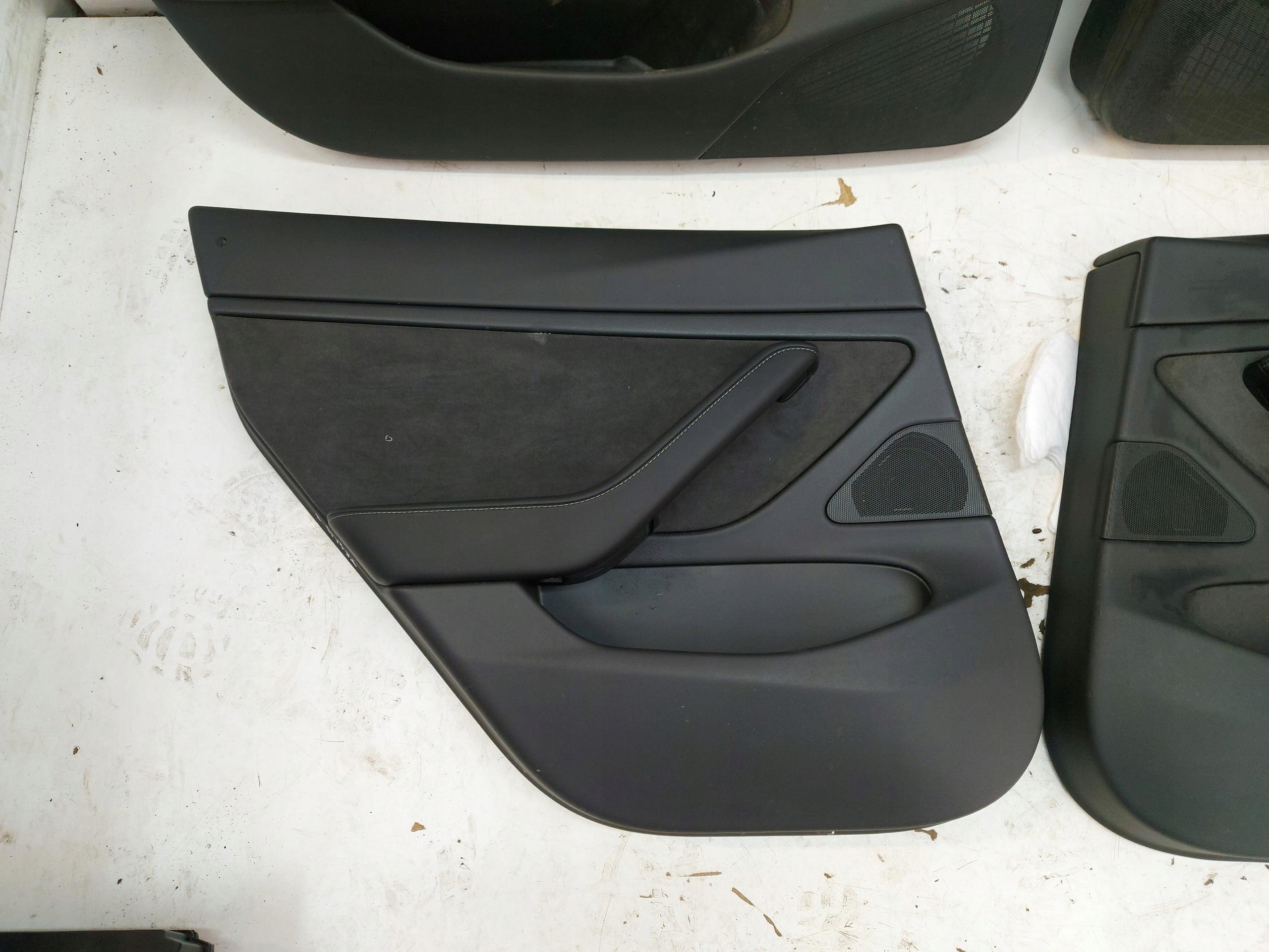 TESLA МОДЕЛЬ 3 КАРТА ОБШИВКА ДВЕРІ ЗАД.