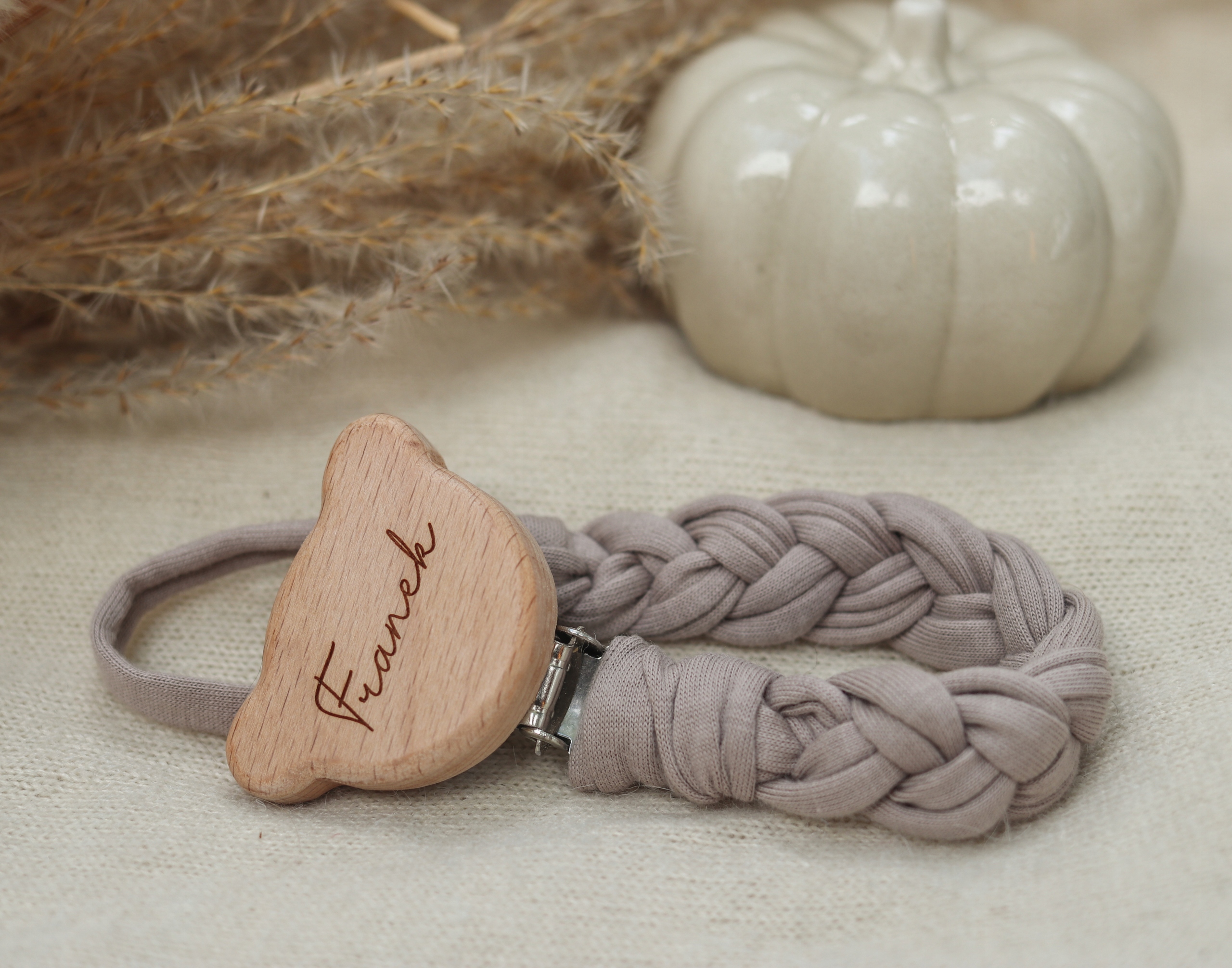 Pleciona zawieszka do smoczka z imieniem miś Waga produktu z opakowaniem jednostkowym 0.03 kg