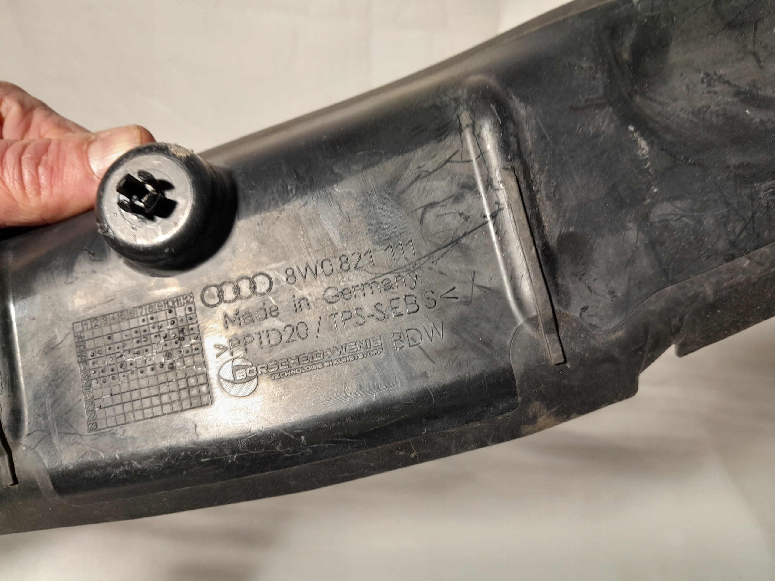 AUDI A4 B9 hangszigetelő sárvédöt bal 8W0821111