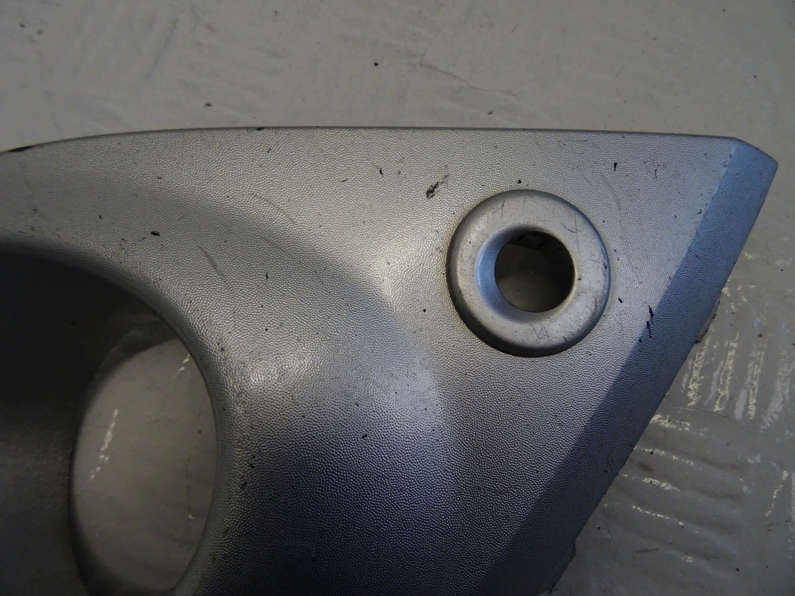 grid of a bumper left front RENAULT SCENIC III 261570001R