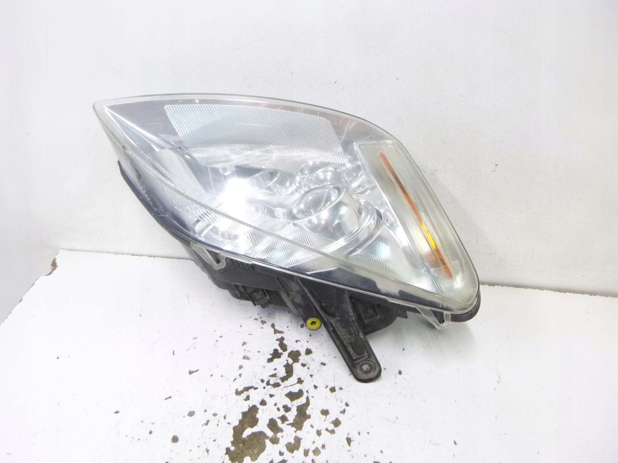 REFLEKTOR front right XENON – FORD C-MAX (2003–2007) HELLA 5DV008290-00