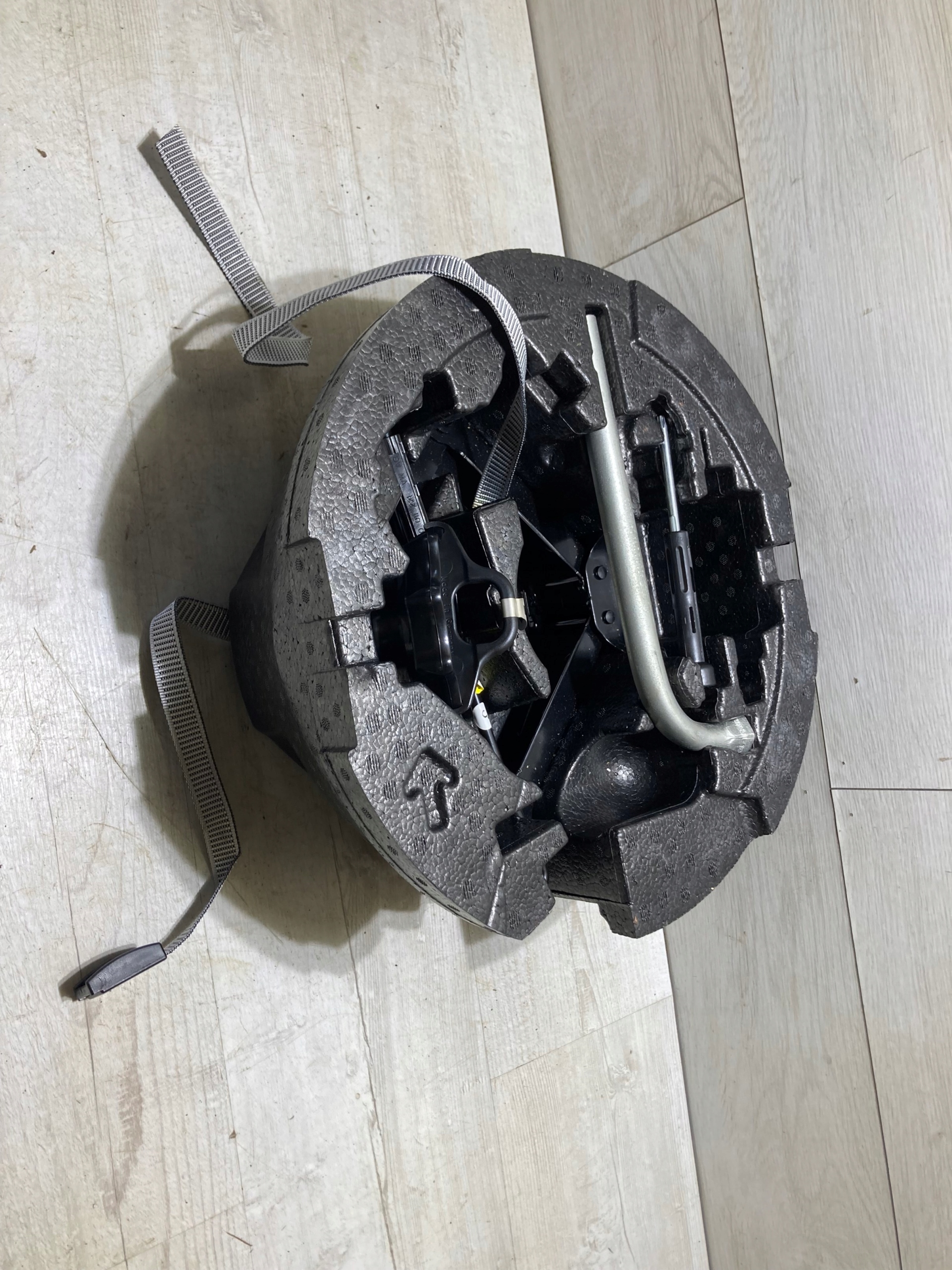 Wkład koło zapasowe lewarek Skoda Octavia III 14r