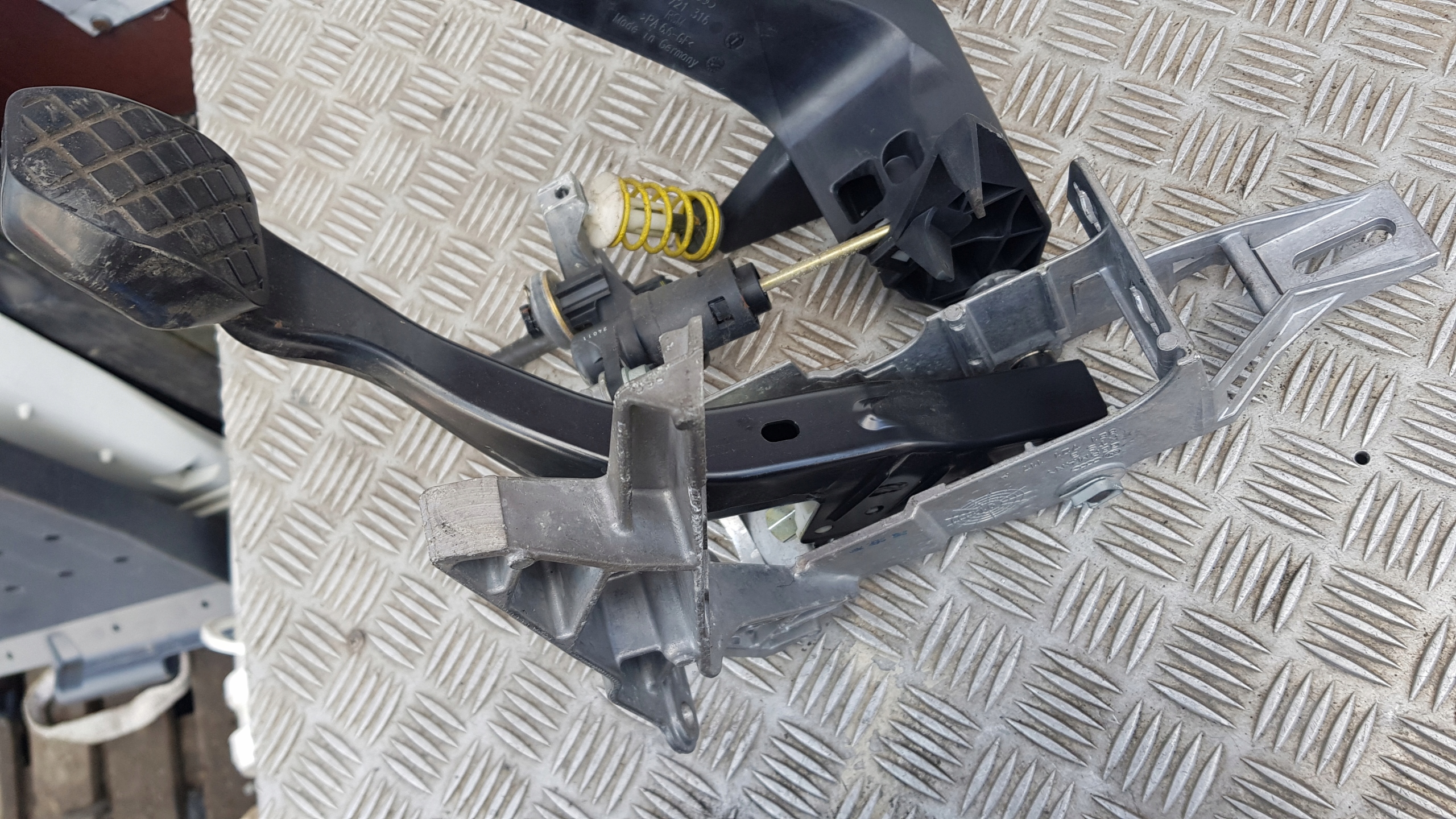 AUDI A4 B6 1.9 TDI PEDLA spojky pumpa 8E1721316